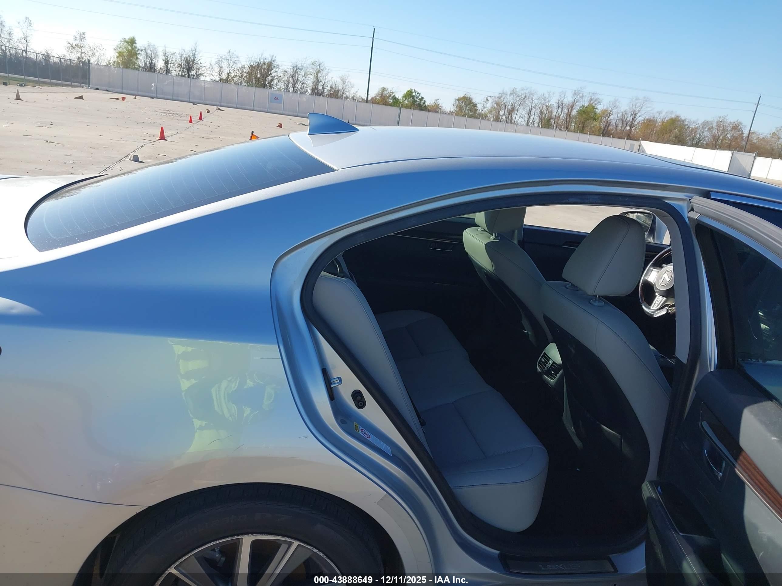 LEXUS ES image 8