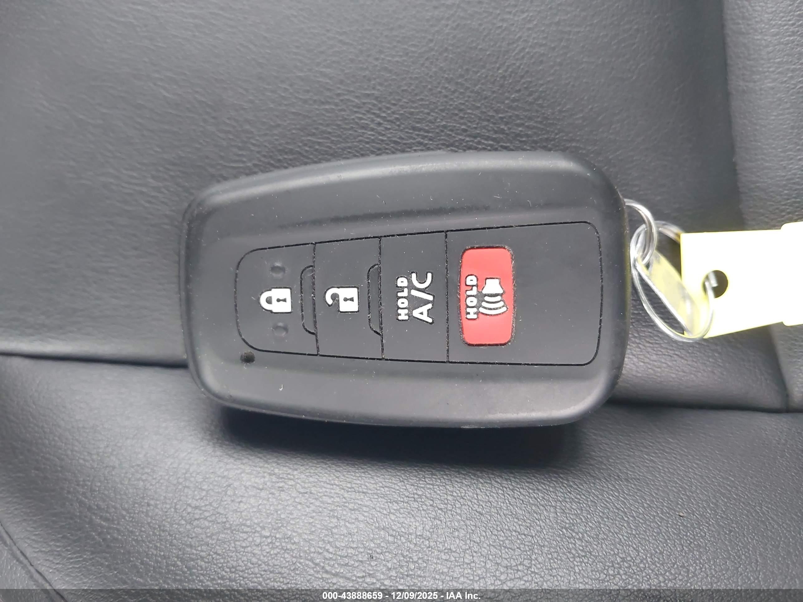 TOYOTA PRIUS image 11