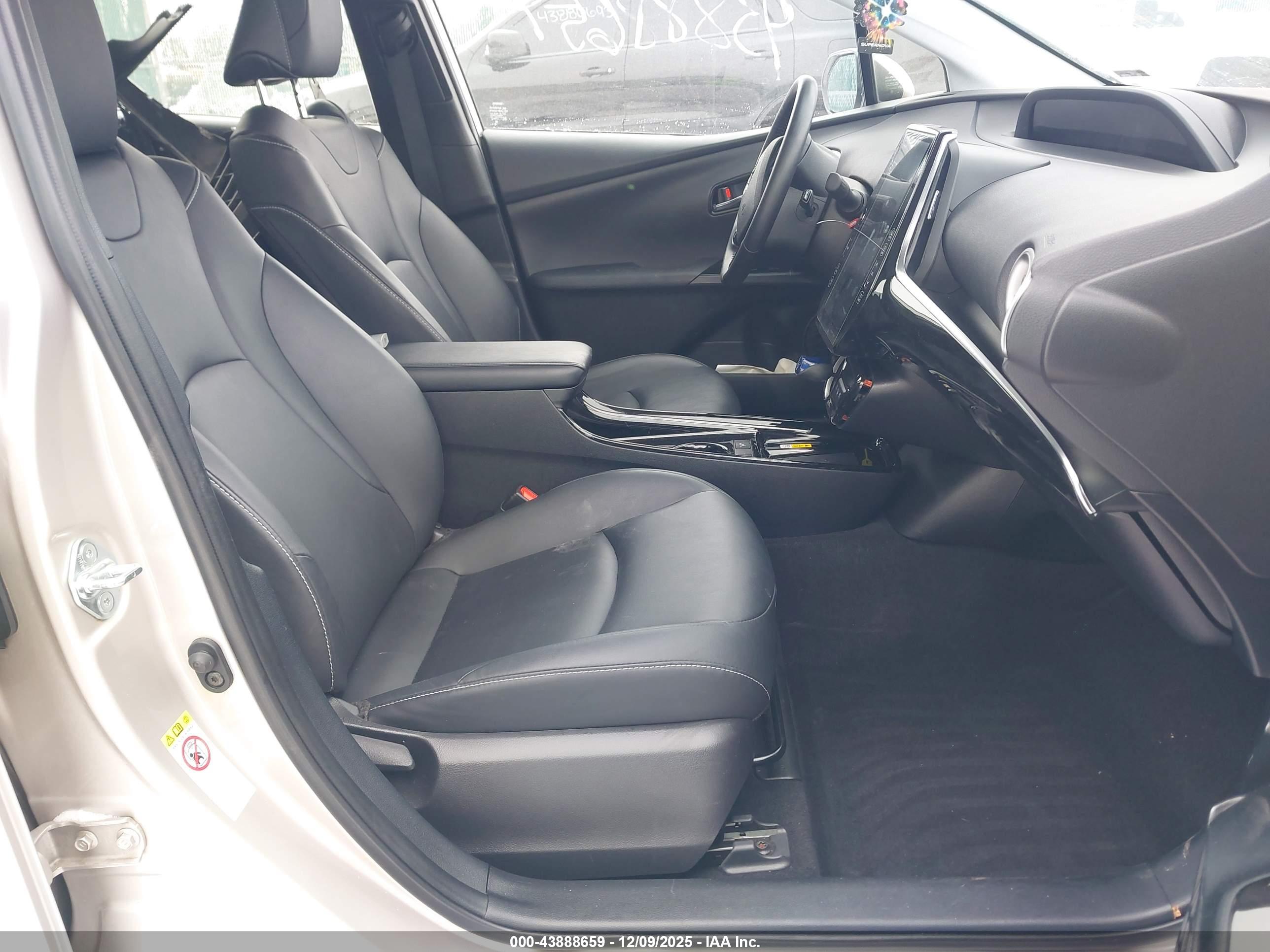 TOYOTA PRIUS image 5
