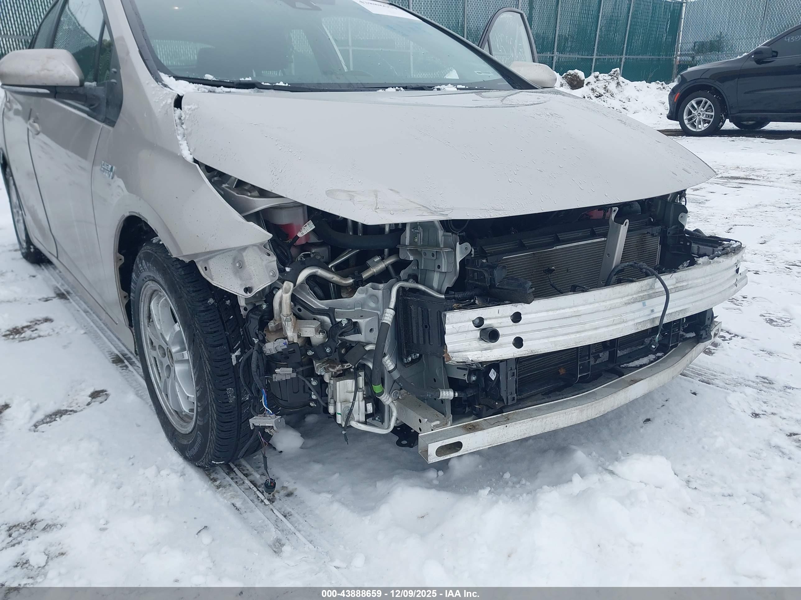 TOYOTA PRIUS image 6