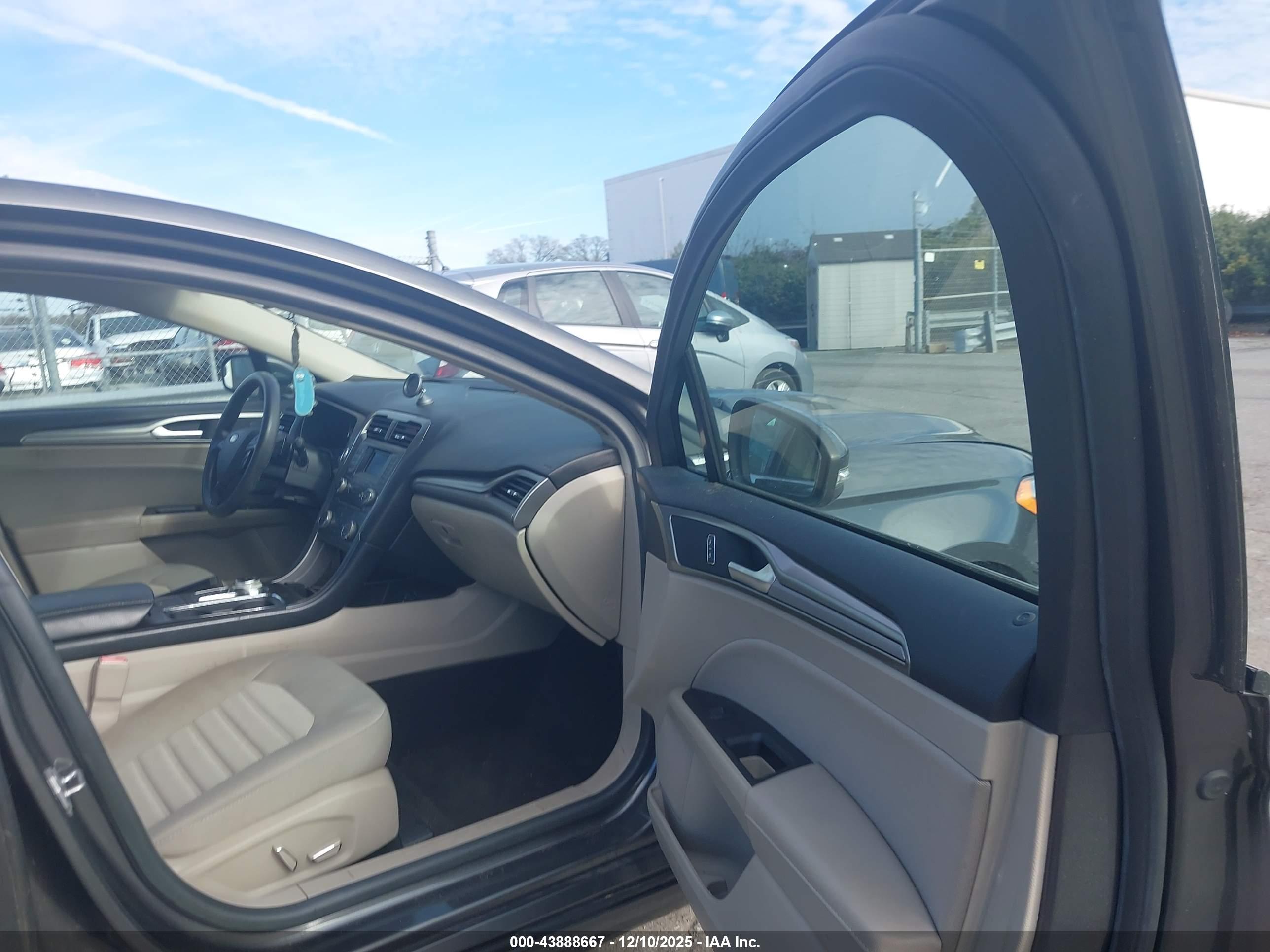 FORD FUSION image 5