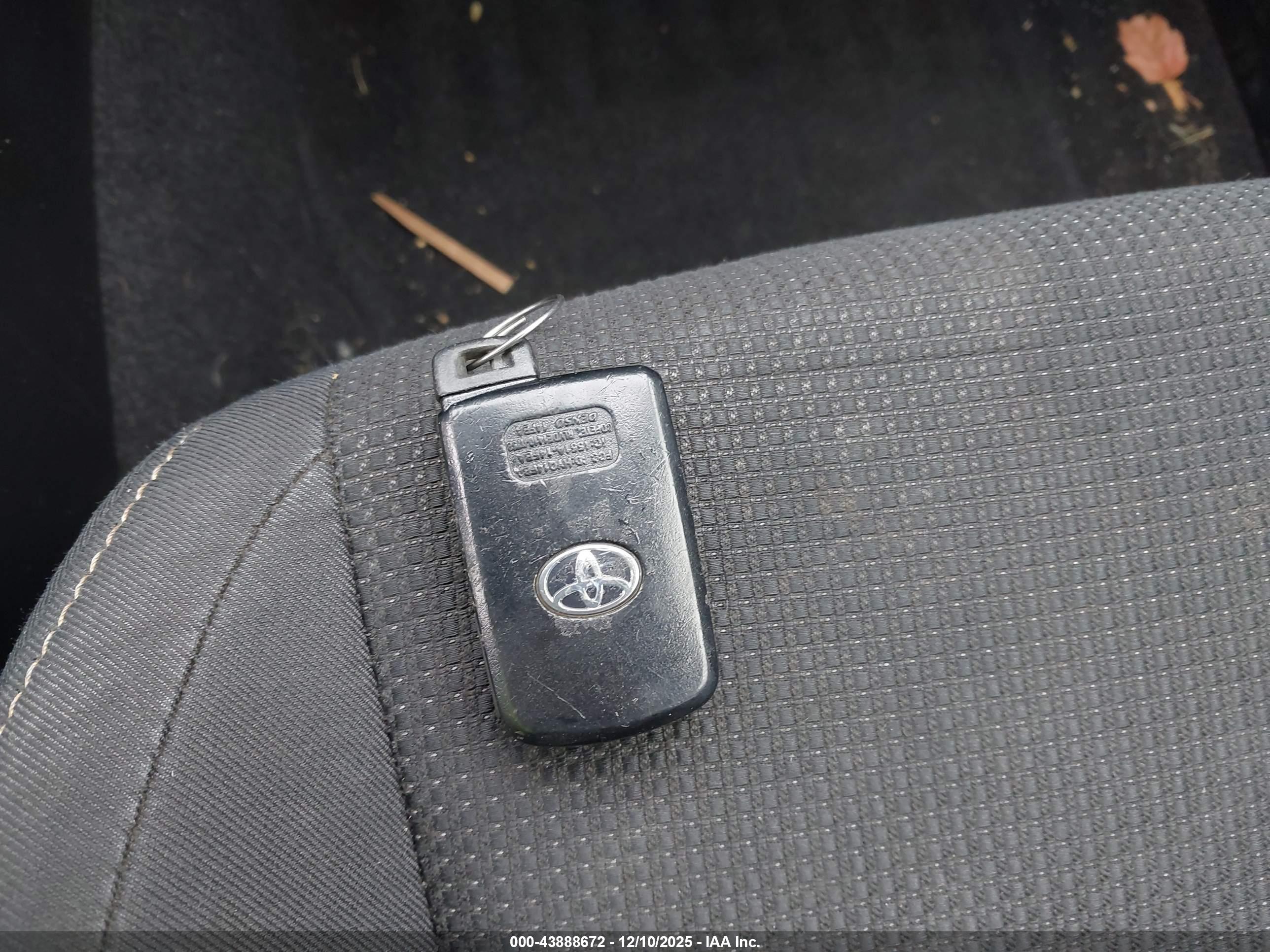 TOYOTA RAV4 image 11