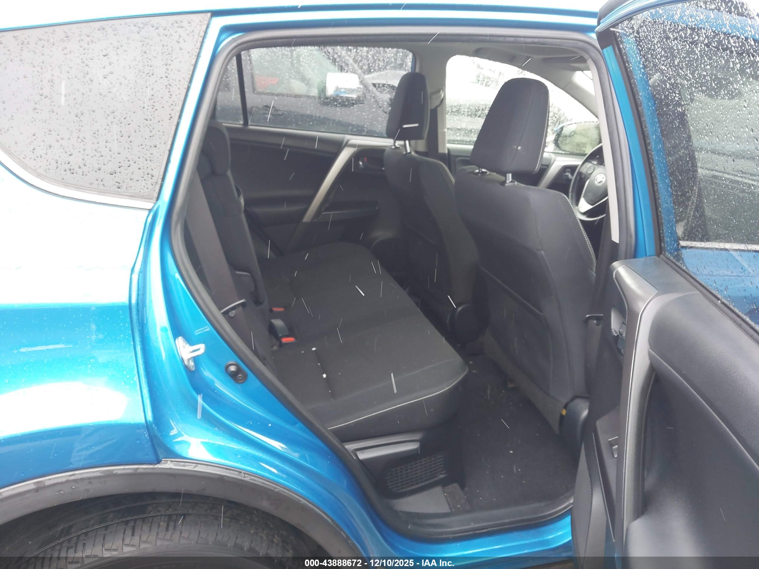 TOYOTA RAV4 image 8