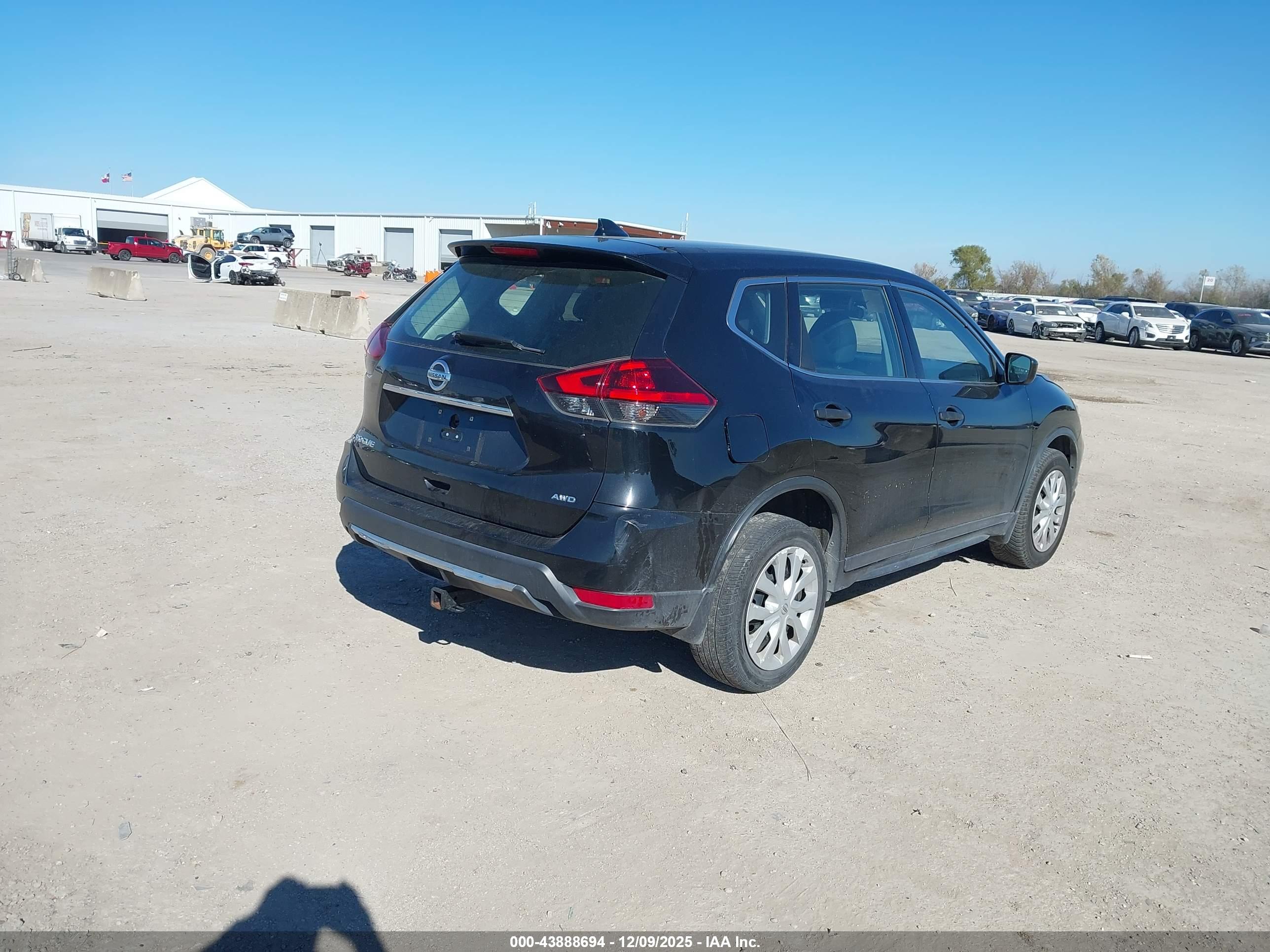 NISSAN ROGUE image 4