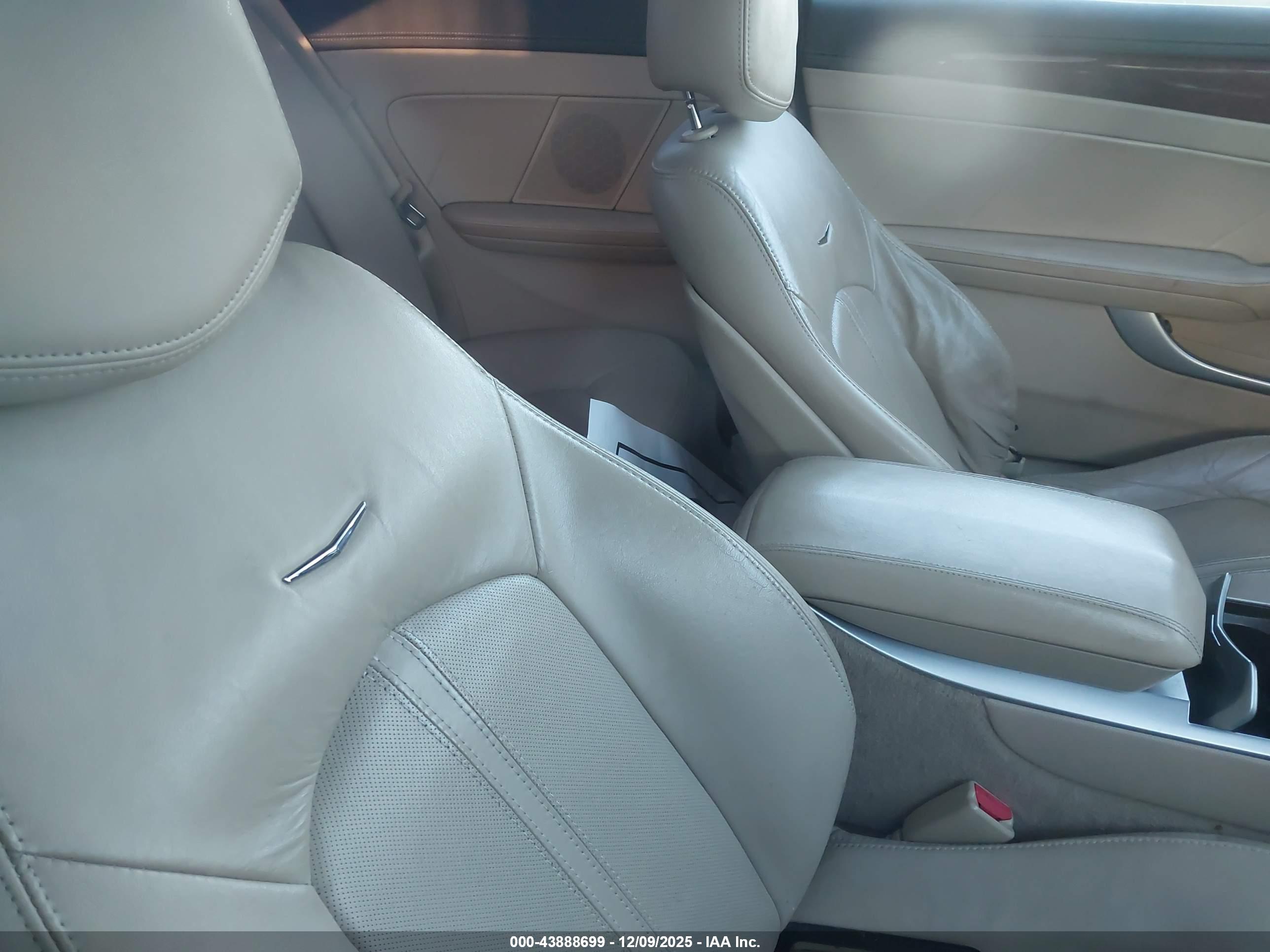 CADILLAC CTS image 8