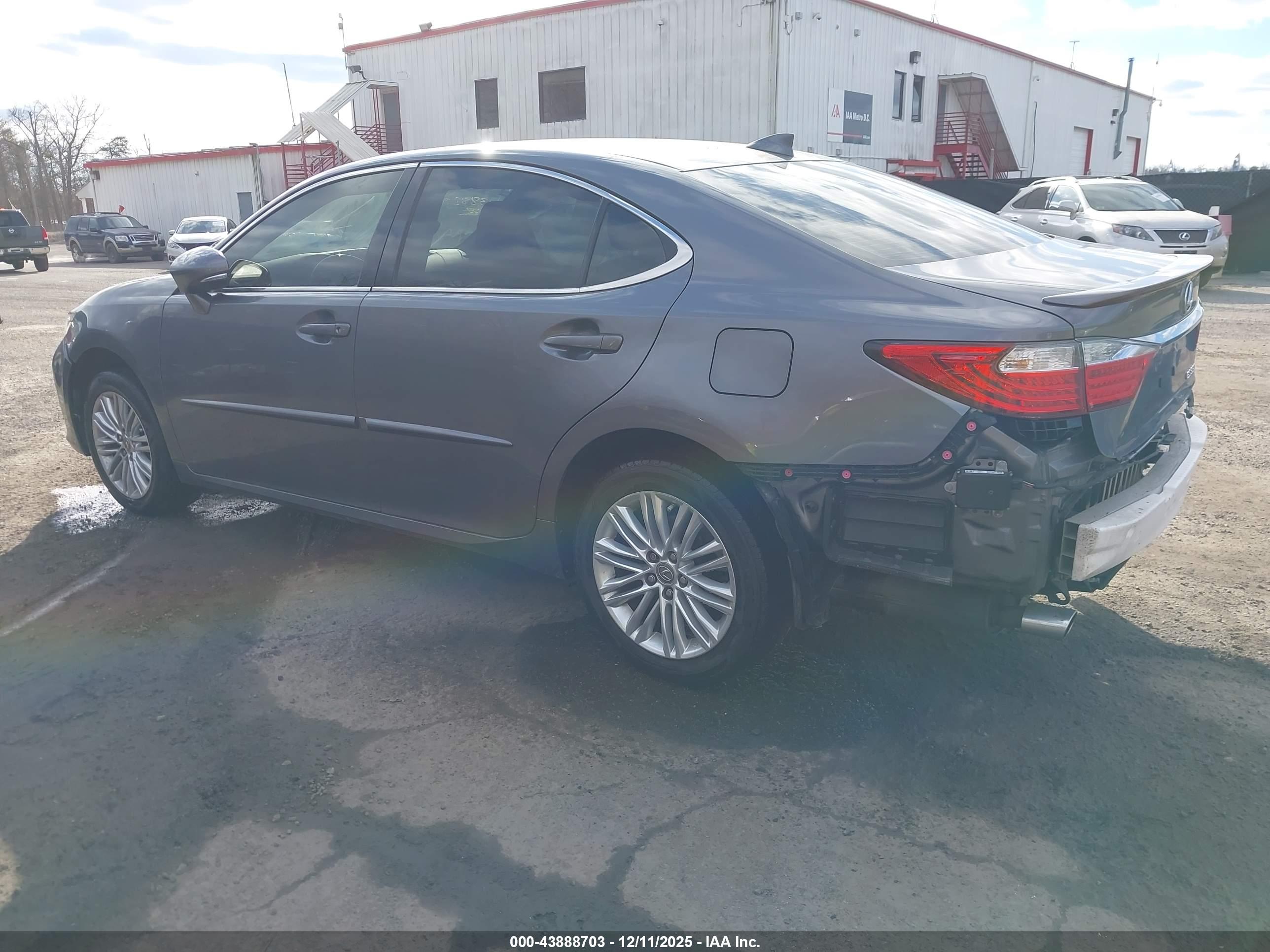 LEXUS ES image 3