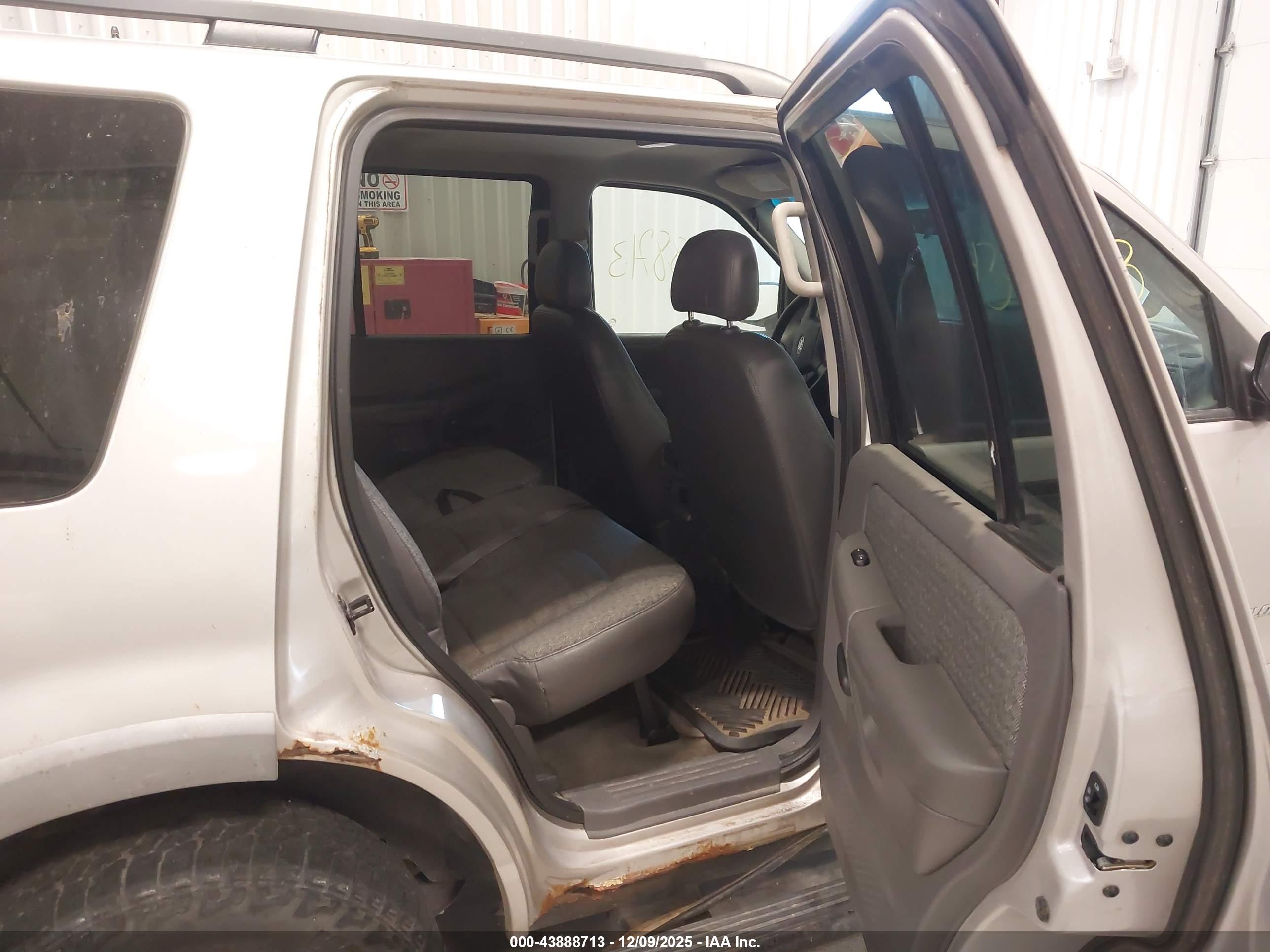 FORD EXPLORER image 8