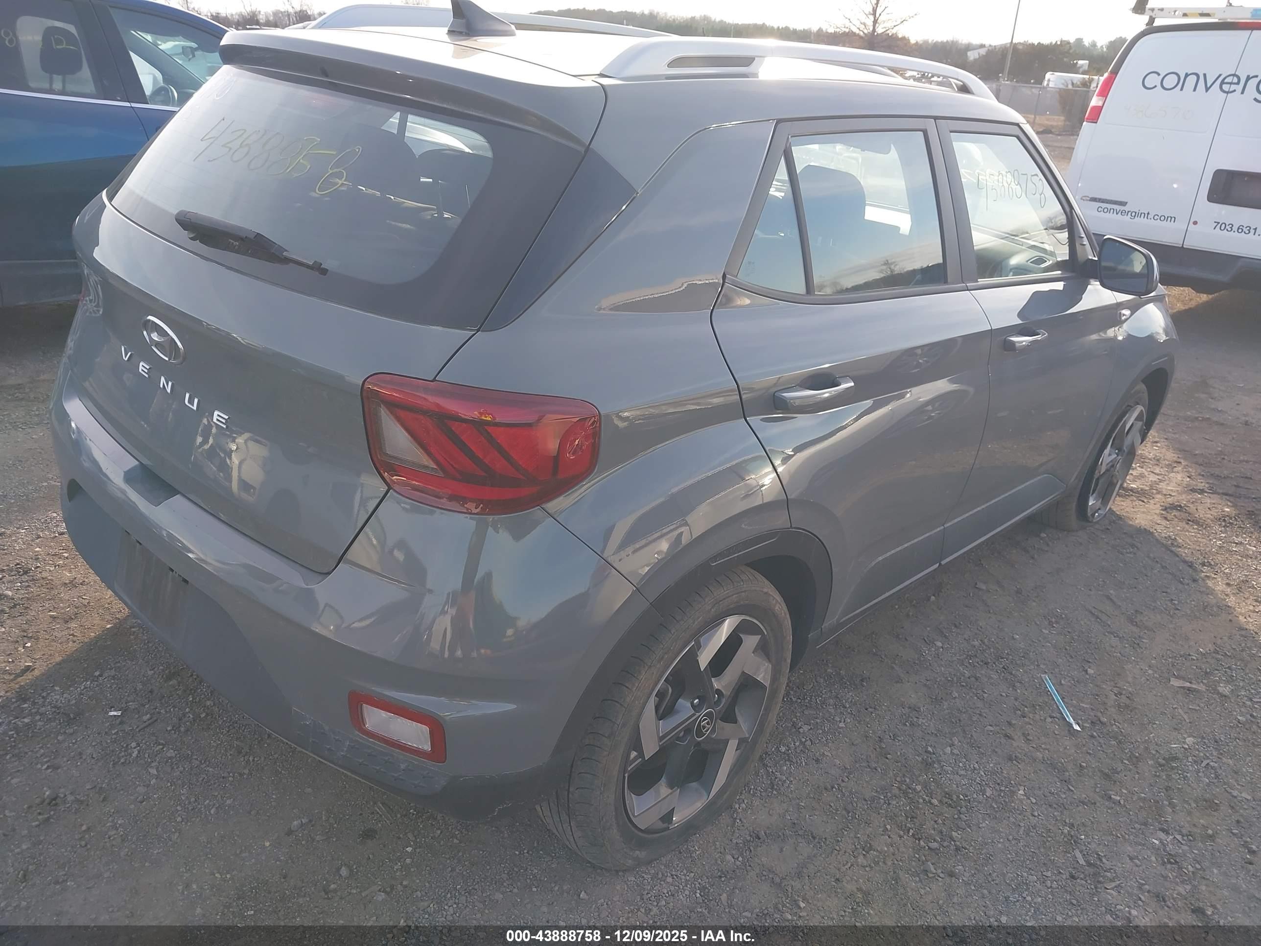 HYUNDAI VENUE image 4