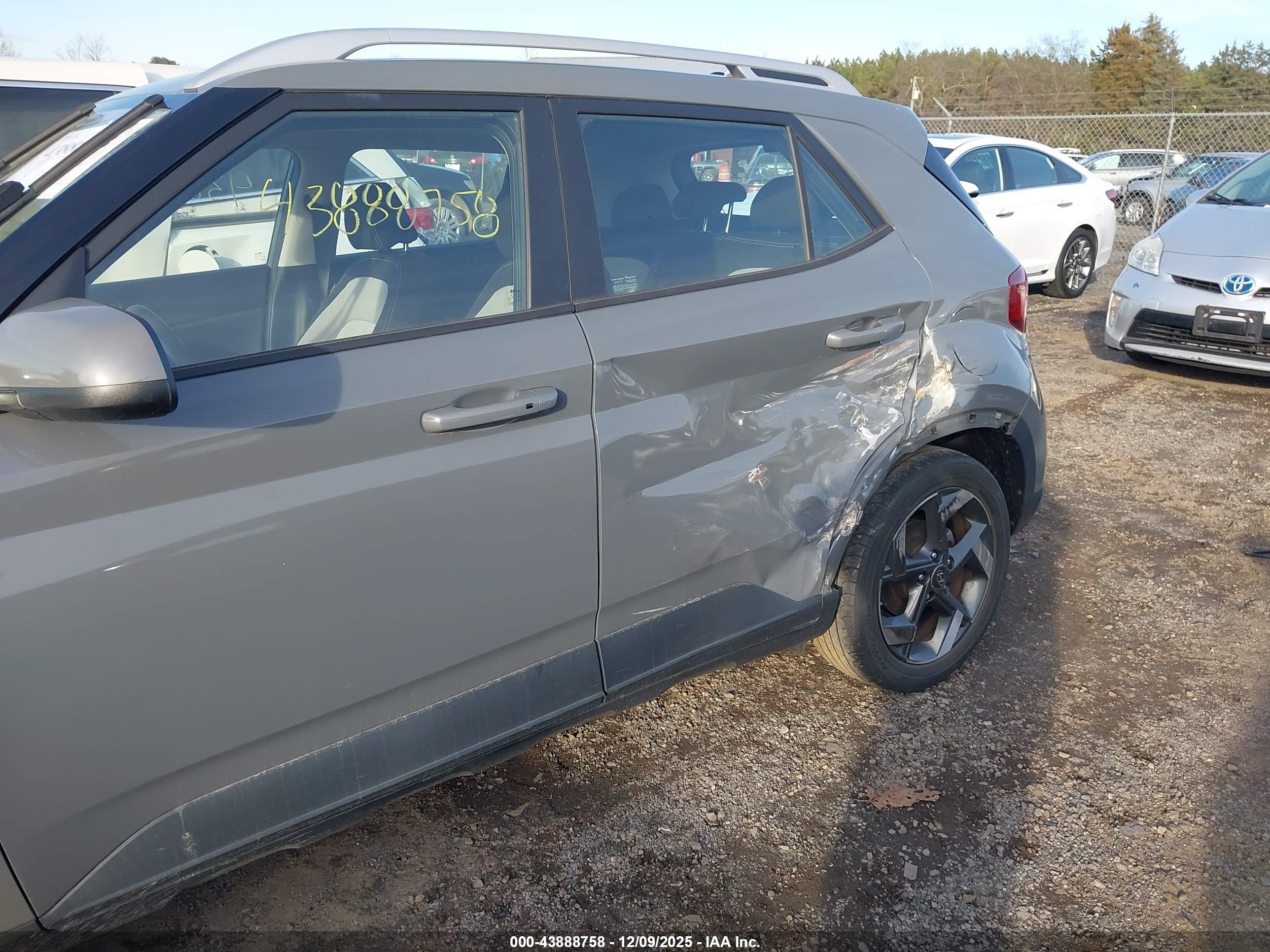 HYUNDAI VENUE image 6