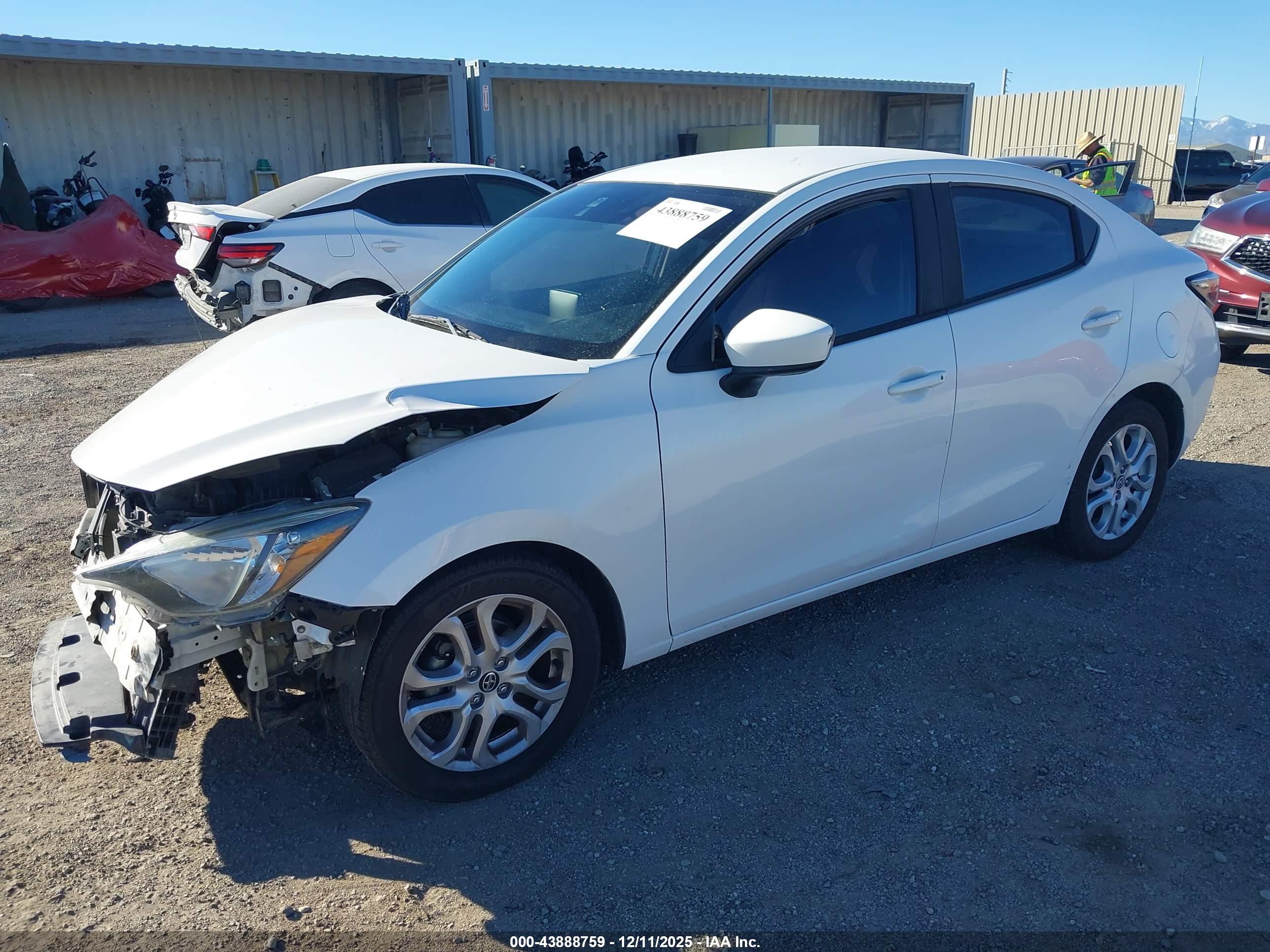 TOYOTA YARIS image 2