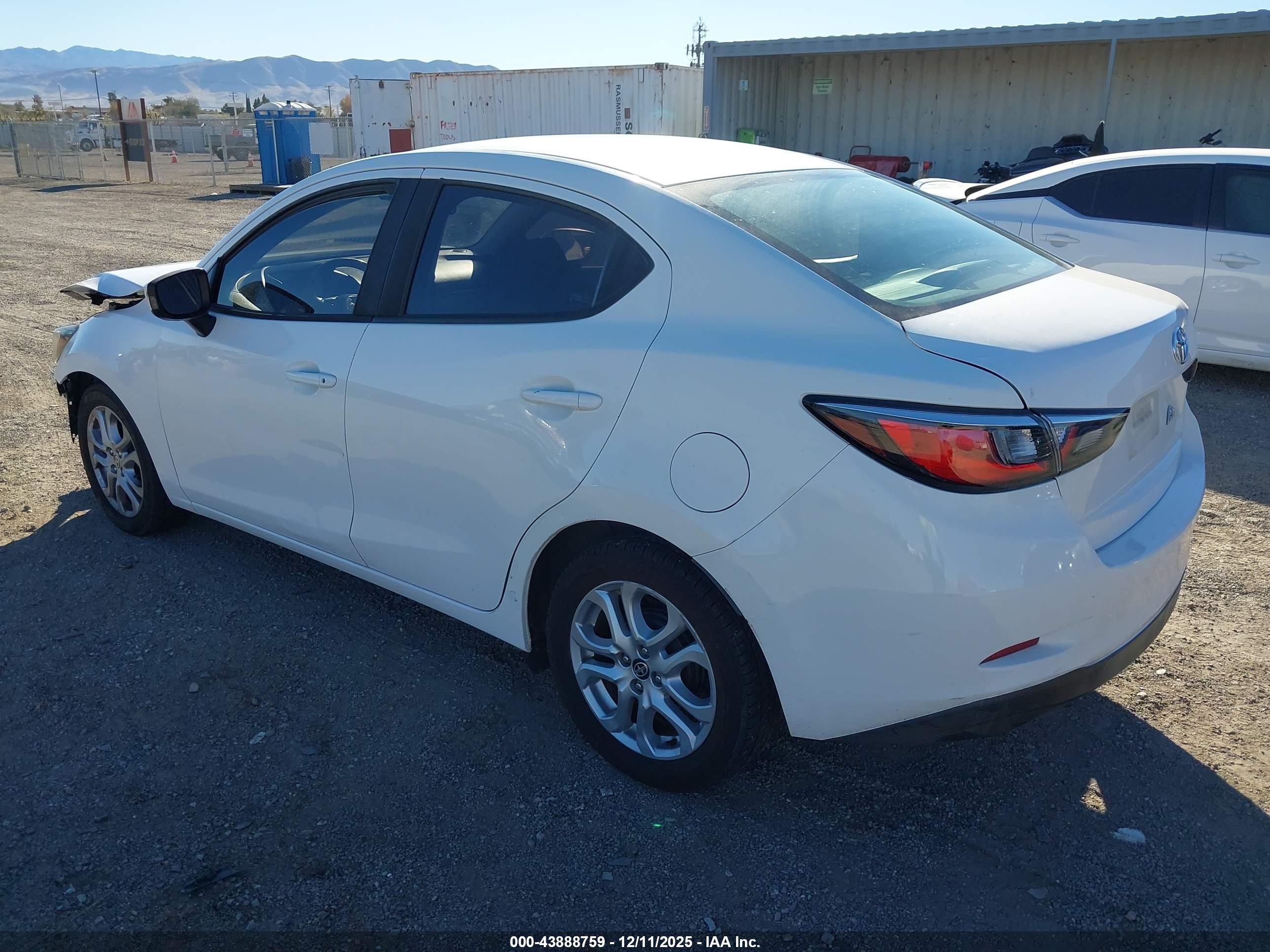 TOYOTA YARIS image 3
