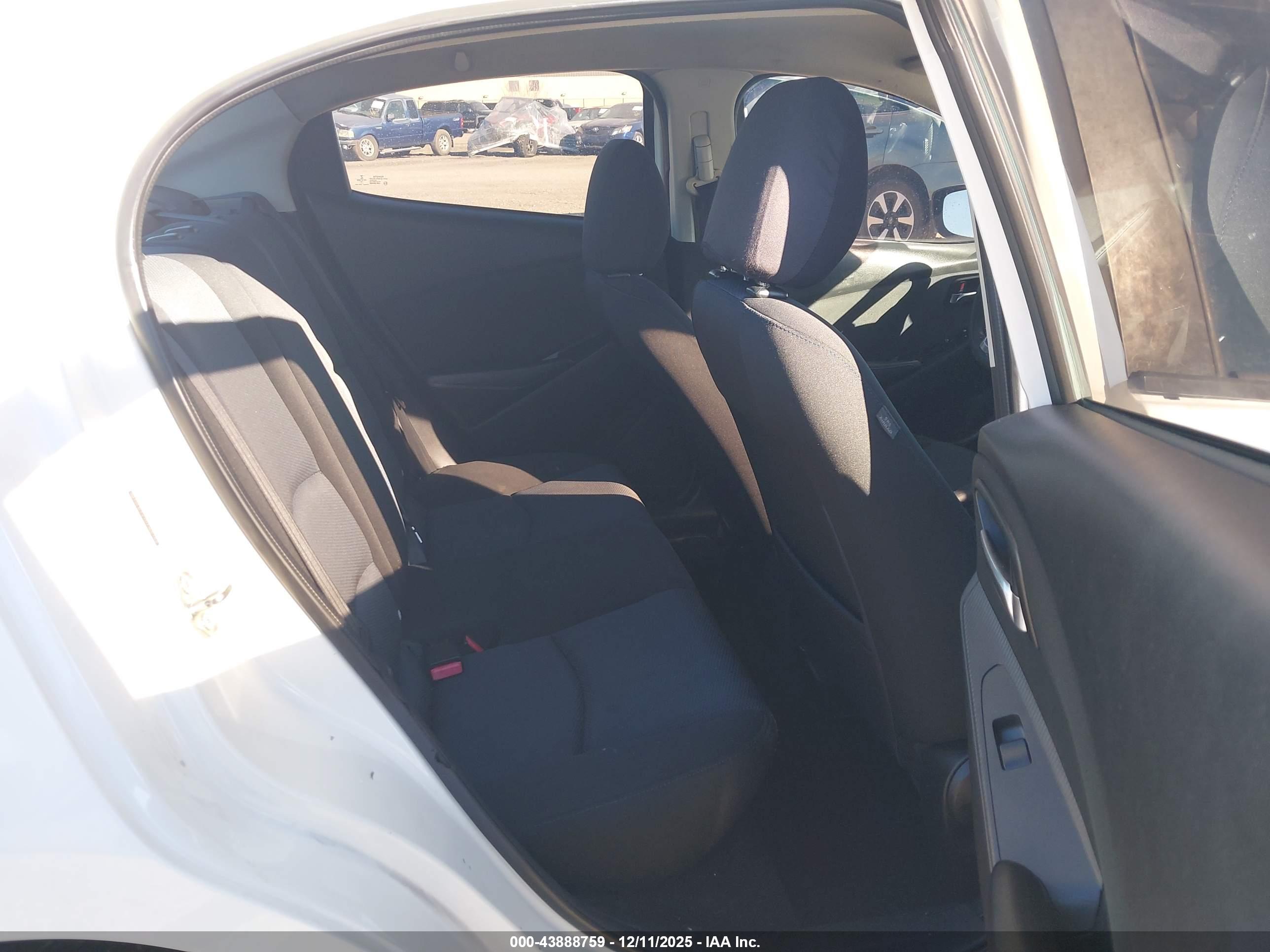TOYOTA YARIS image 8