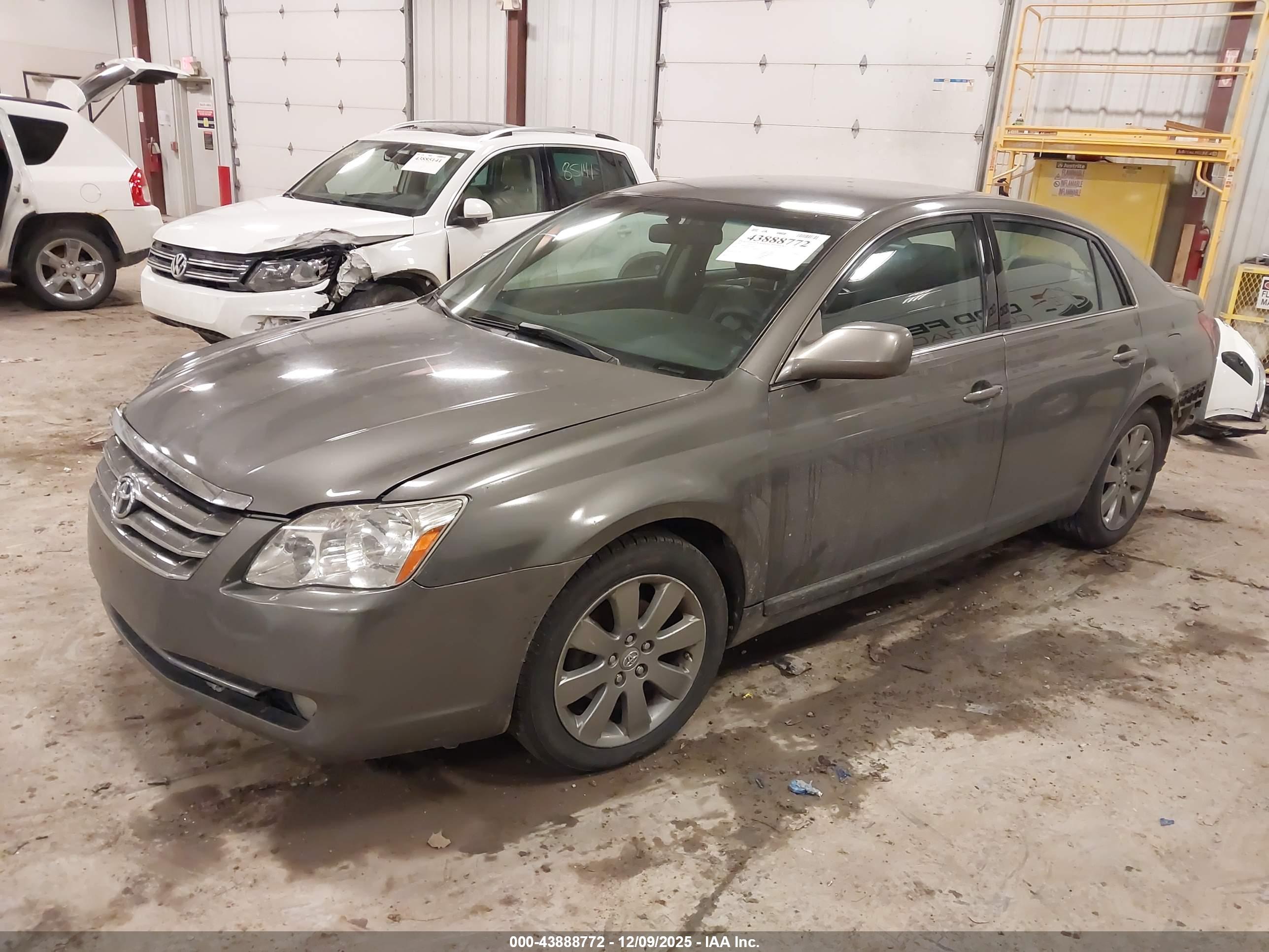 TOYOTA AVALON image 2