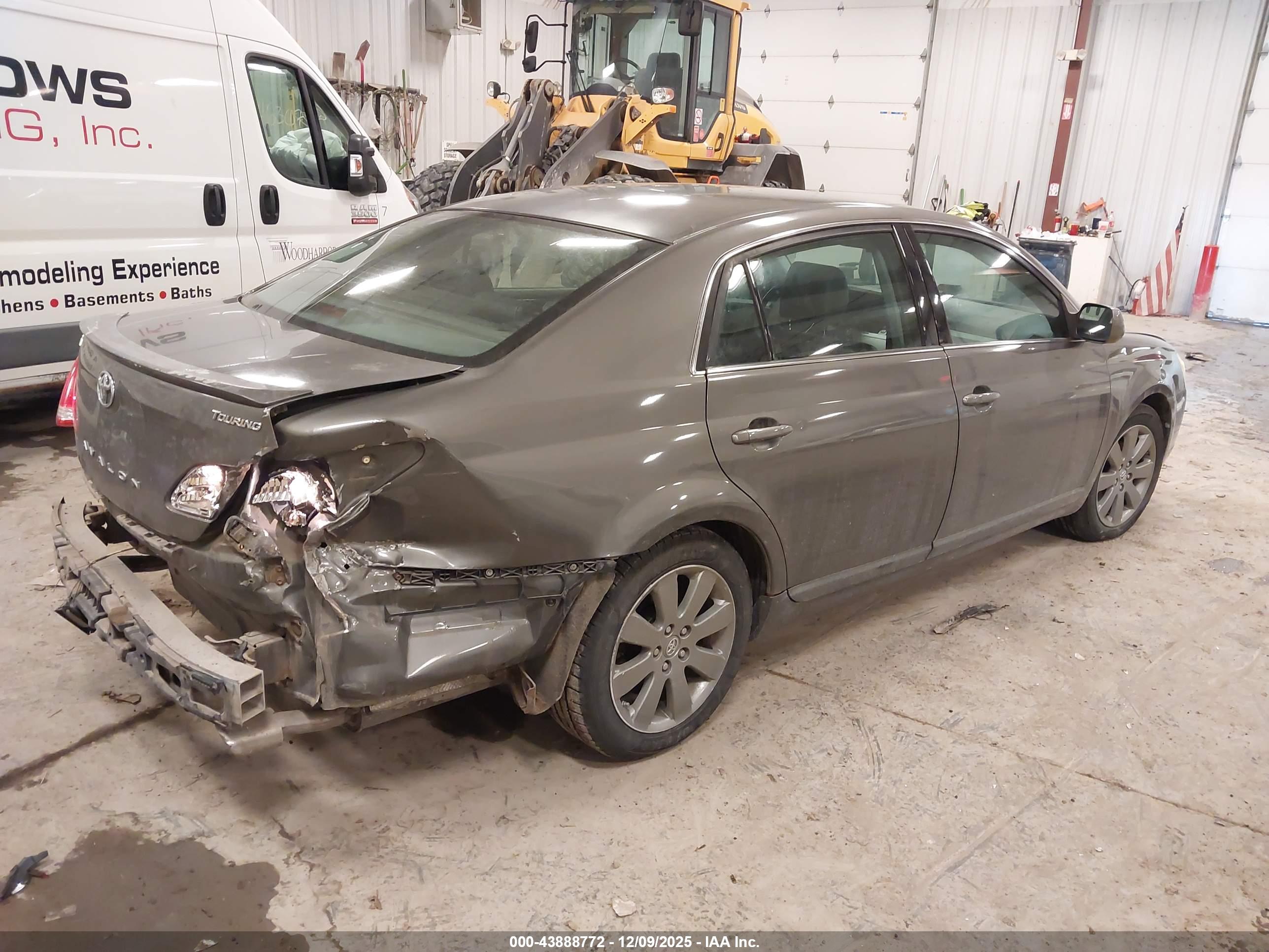 TOYOTA AVALON image 4
