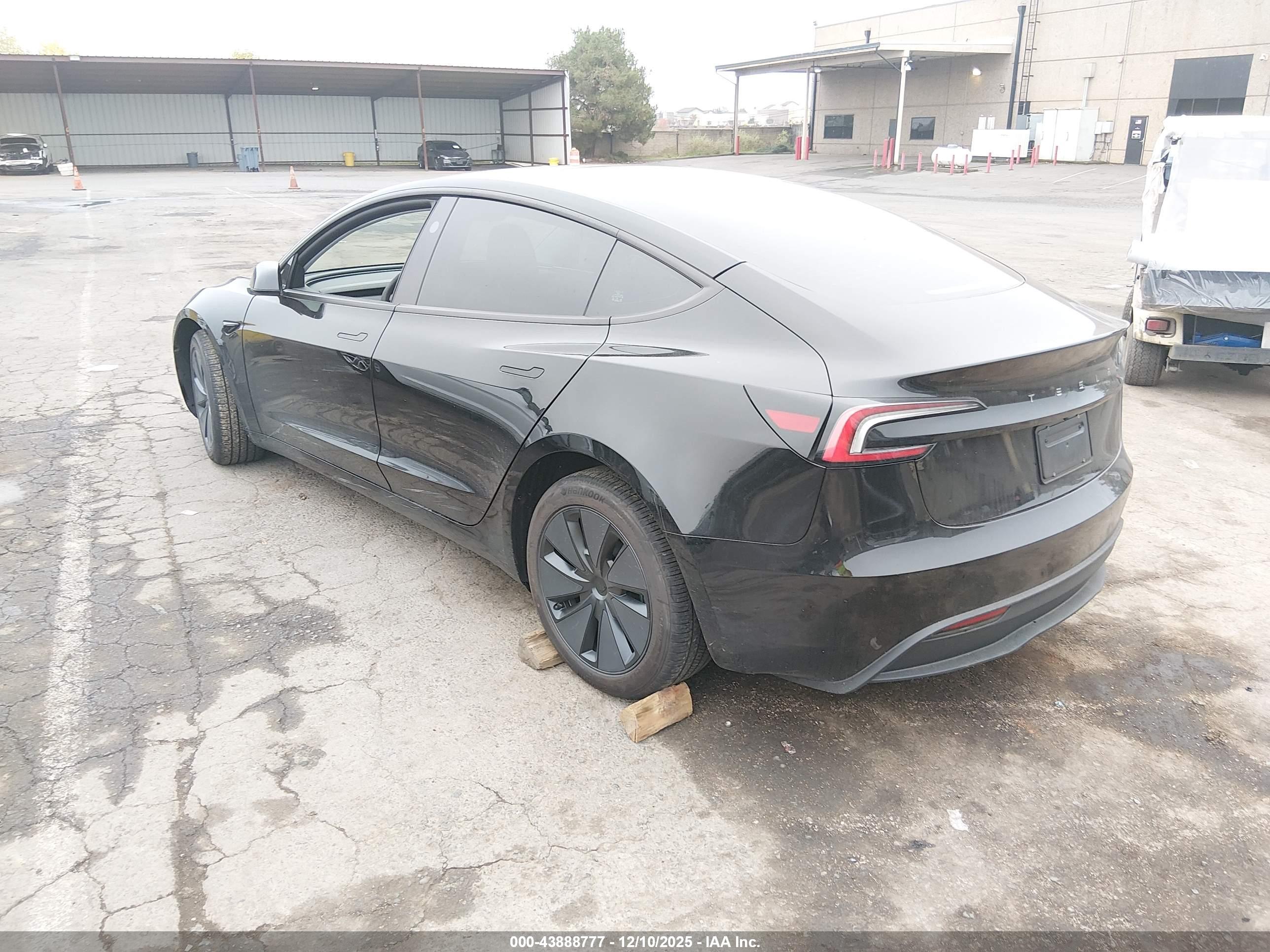 TESLA MODEL image 3