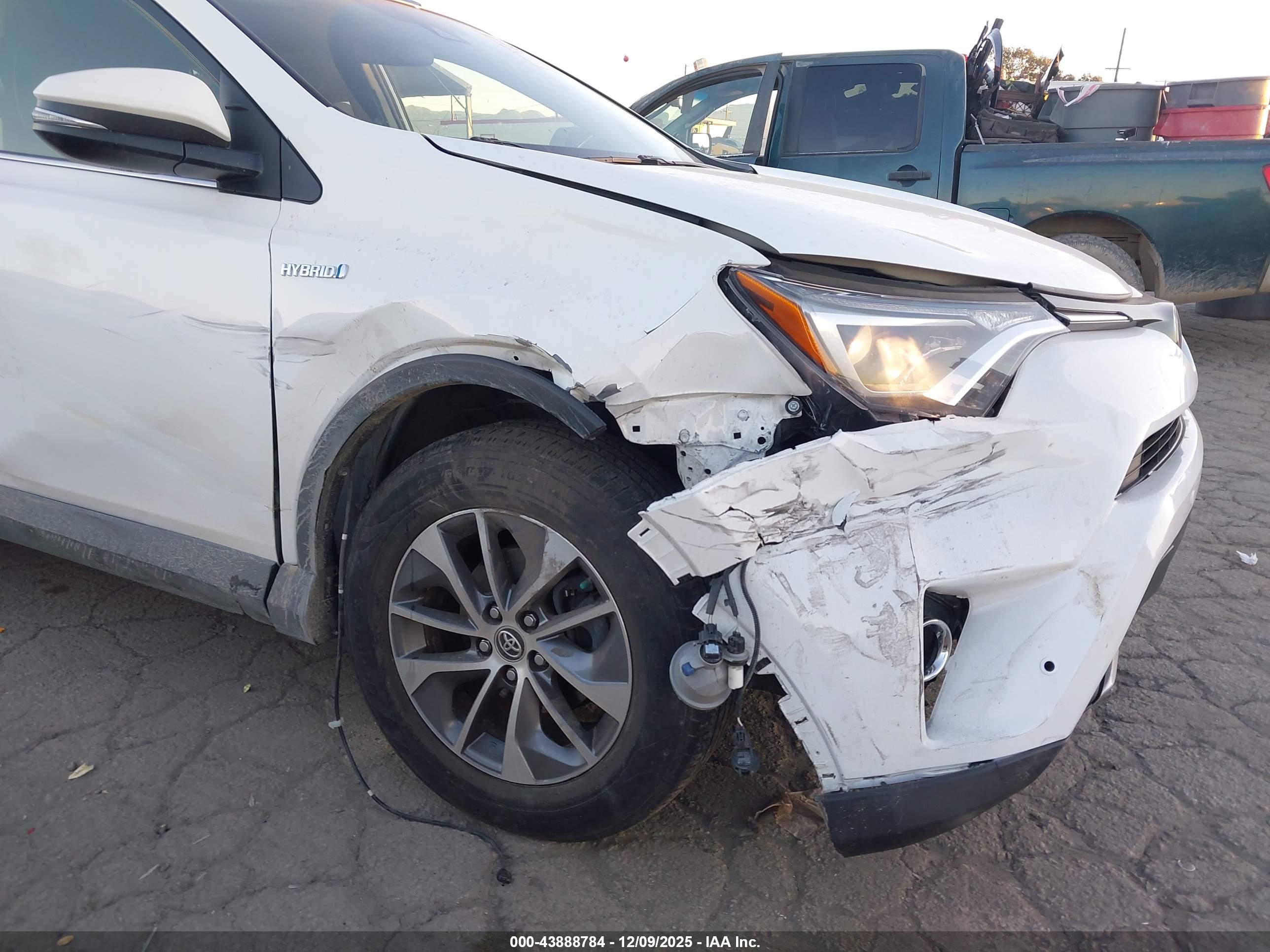 TOYOTA RAV4 image 6