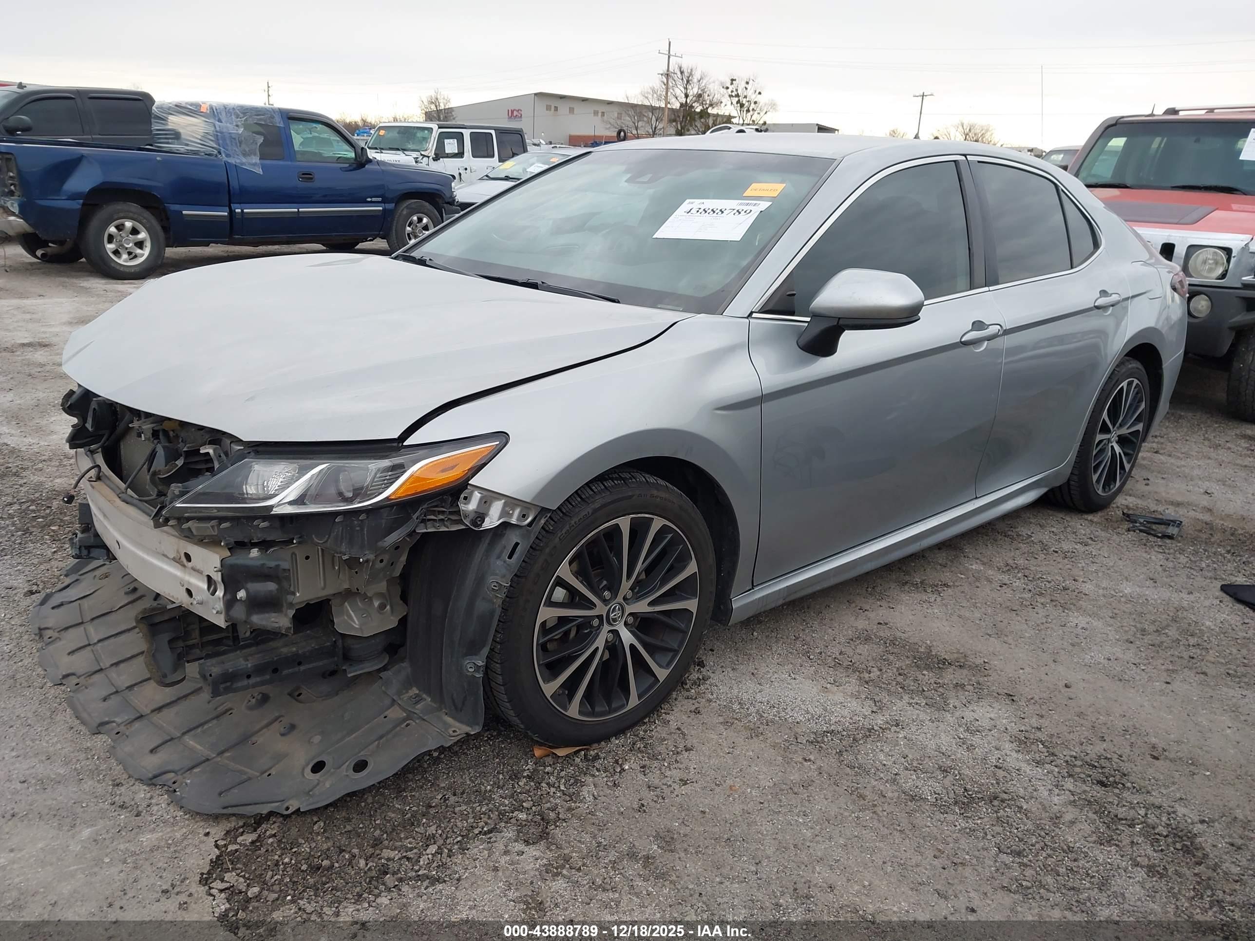 TOYOTA CAMRY image 2