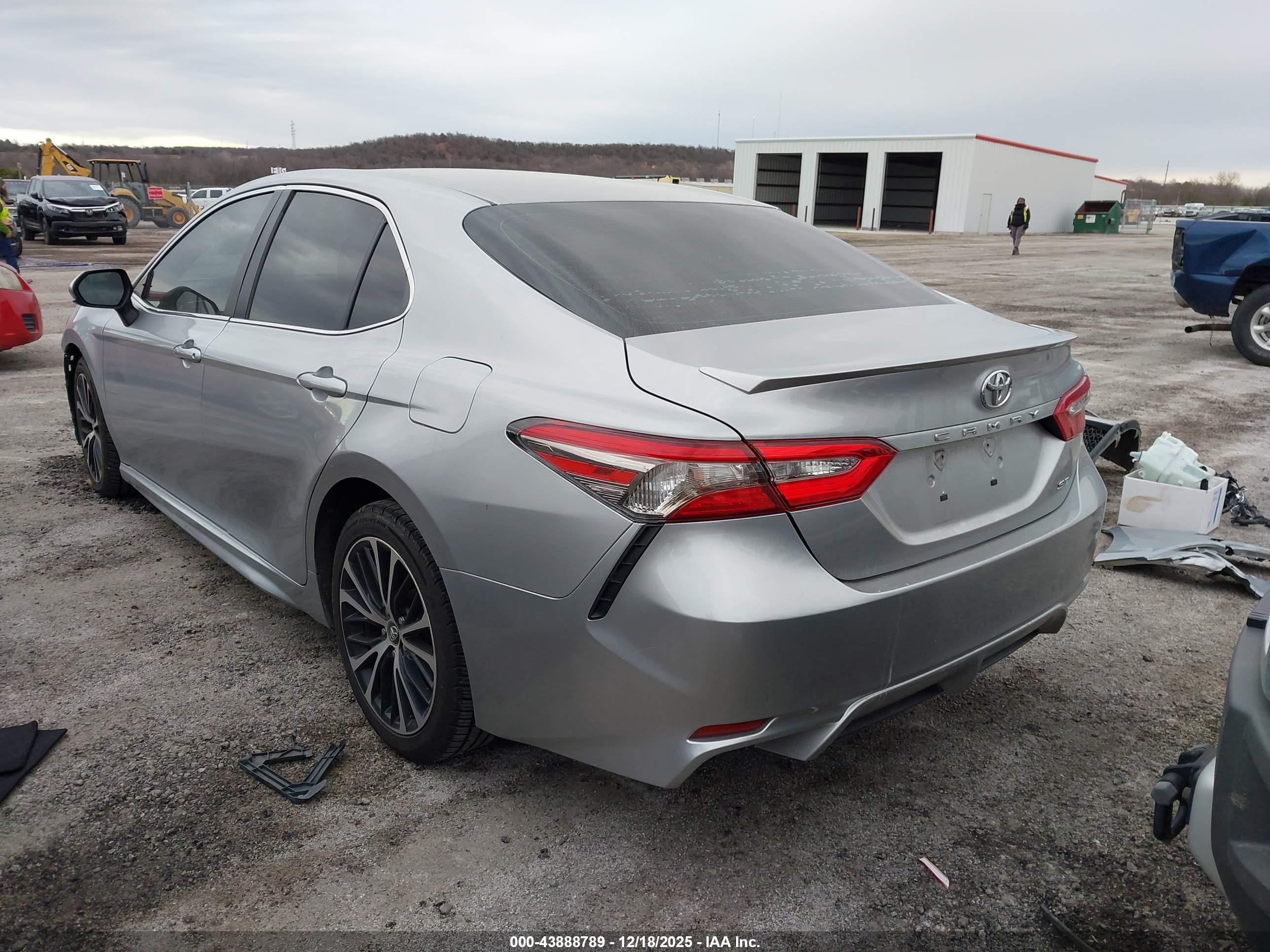 TOYOTA CAMRY image 3