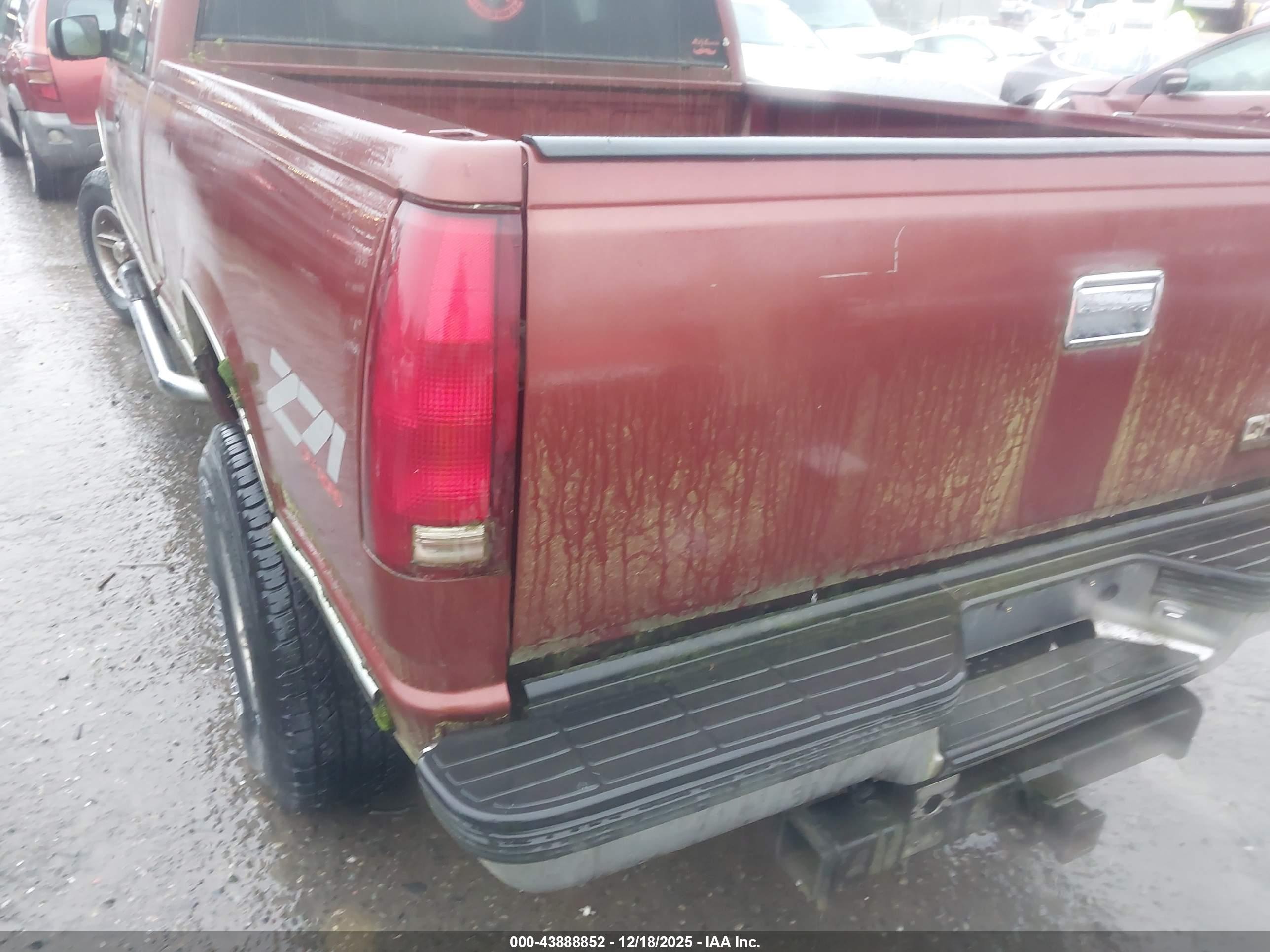 CHEVROLET GMT-400 image 6
