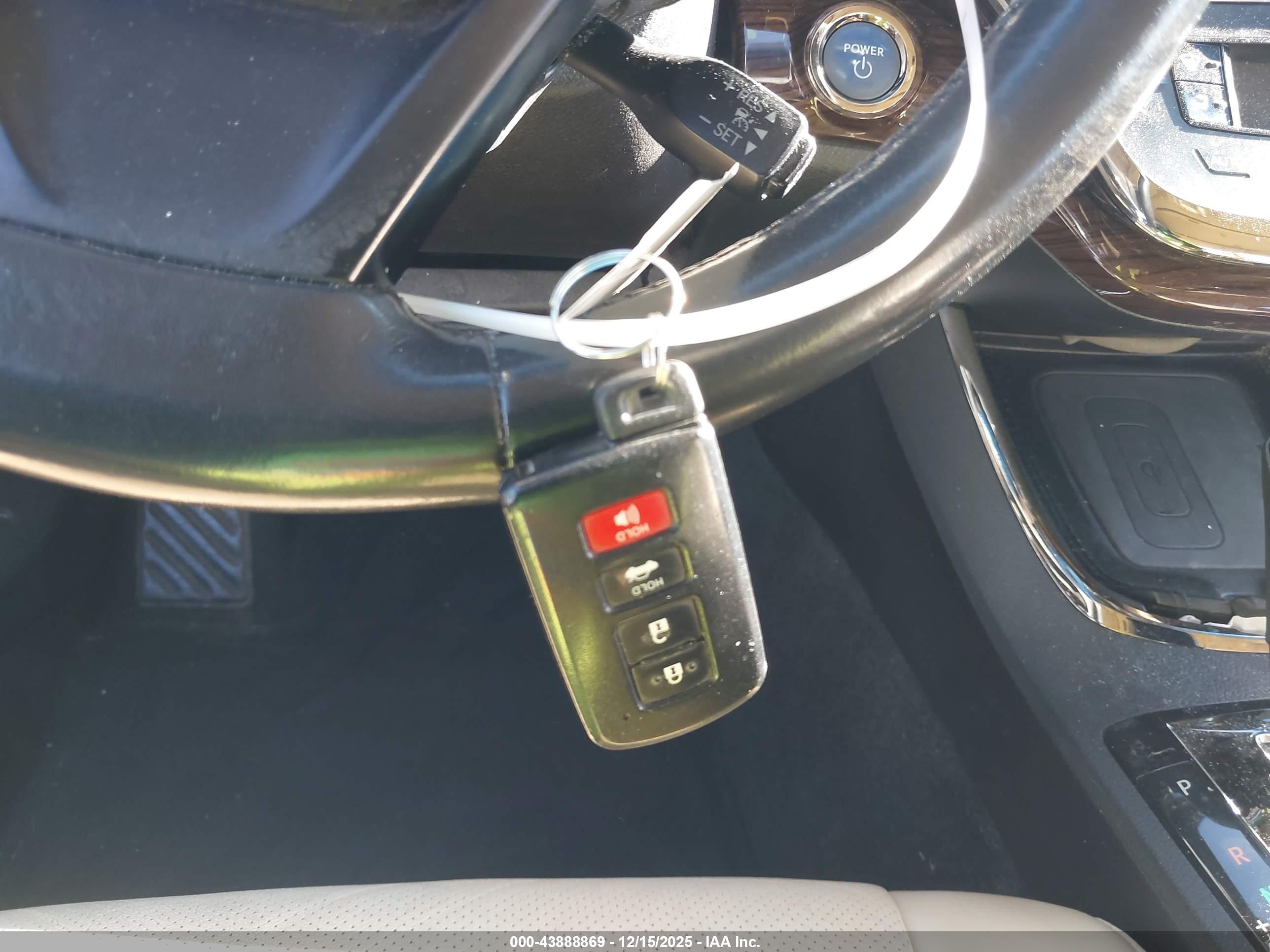 TOYOTA AVALON image 11