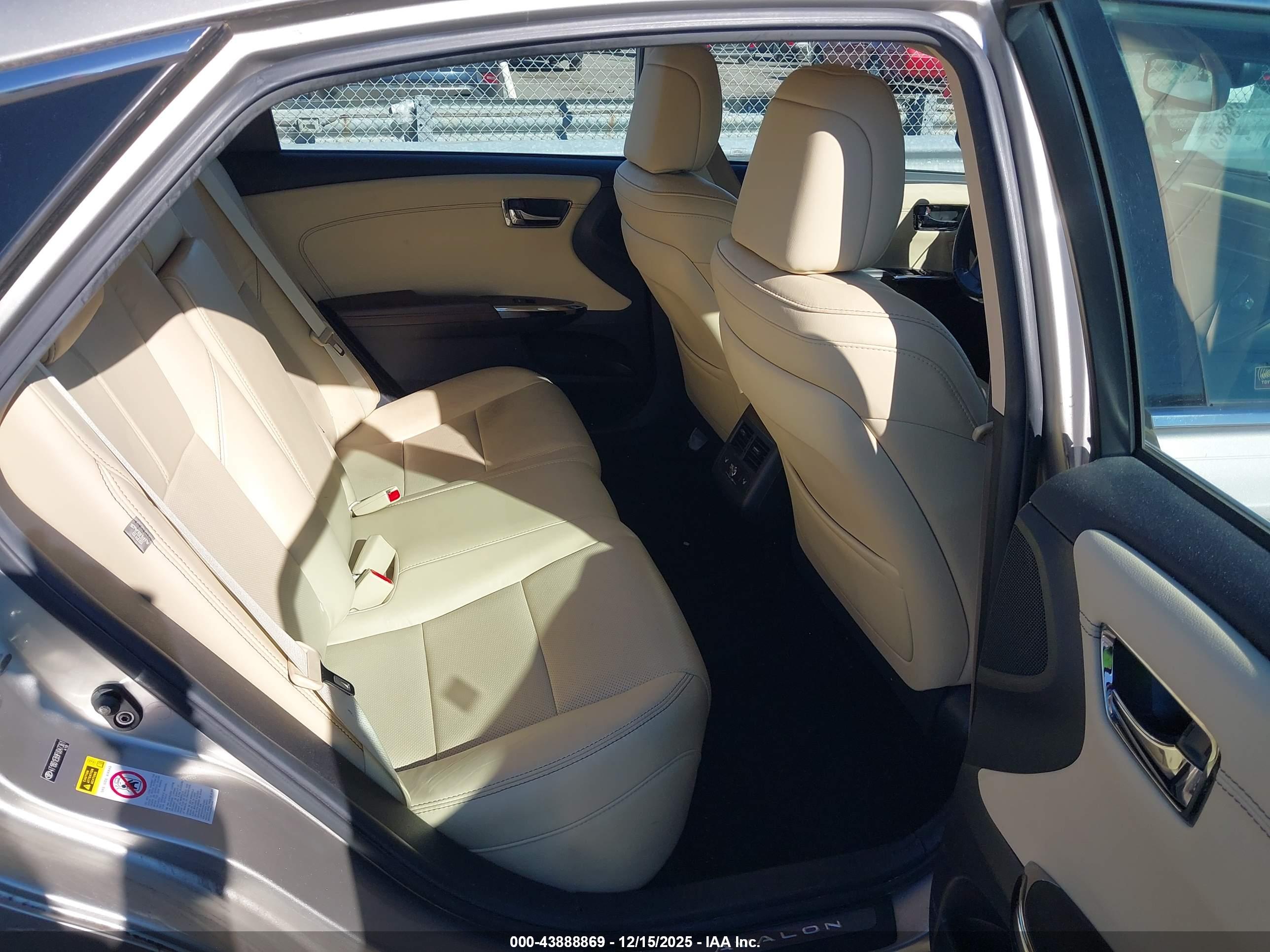 TOYOTA AVALON image 8