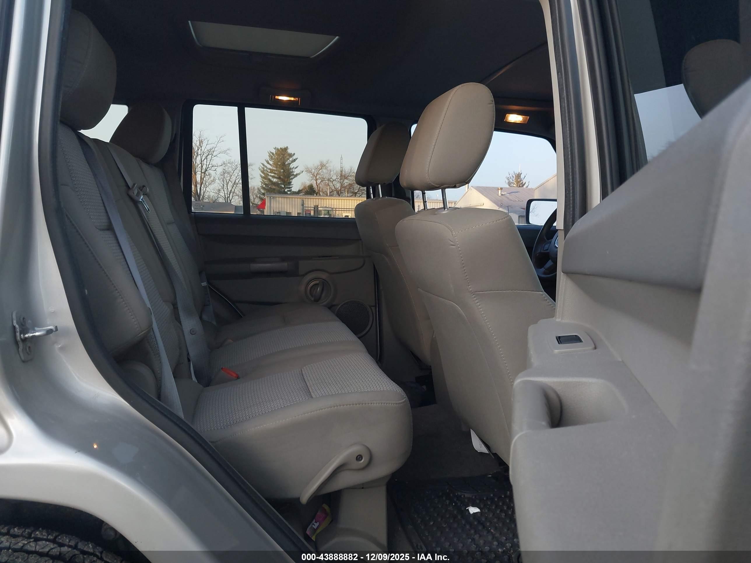 JEEP COMMANDER image 8