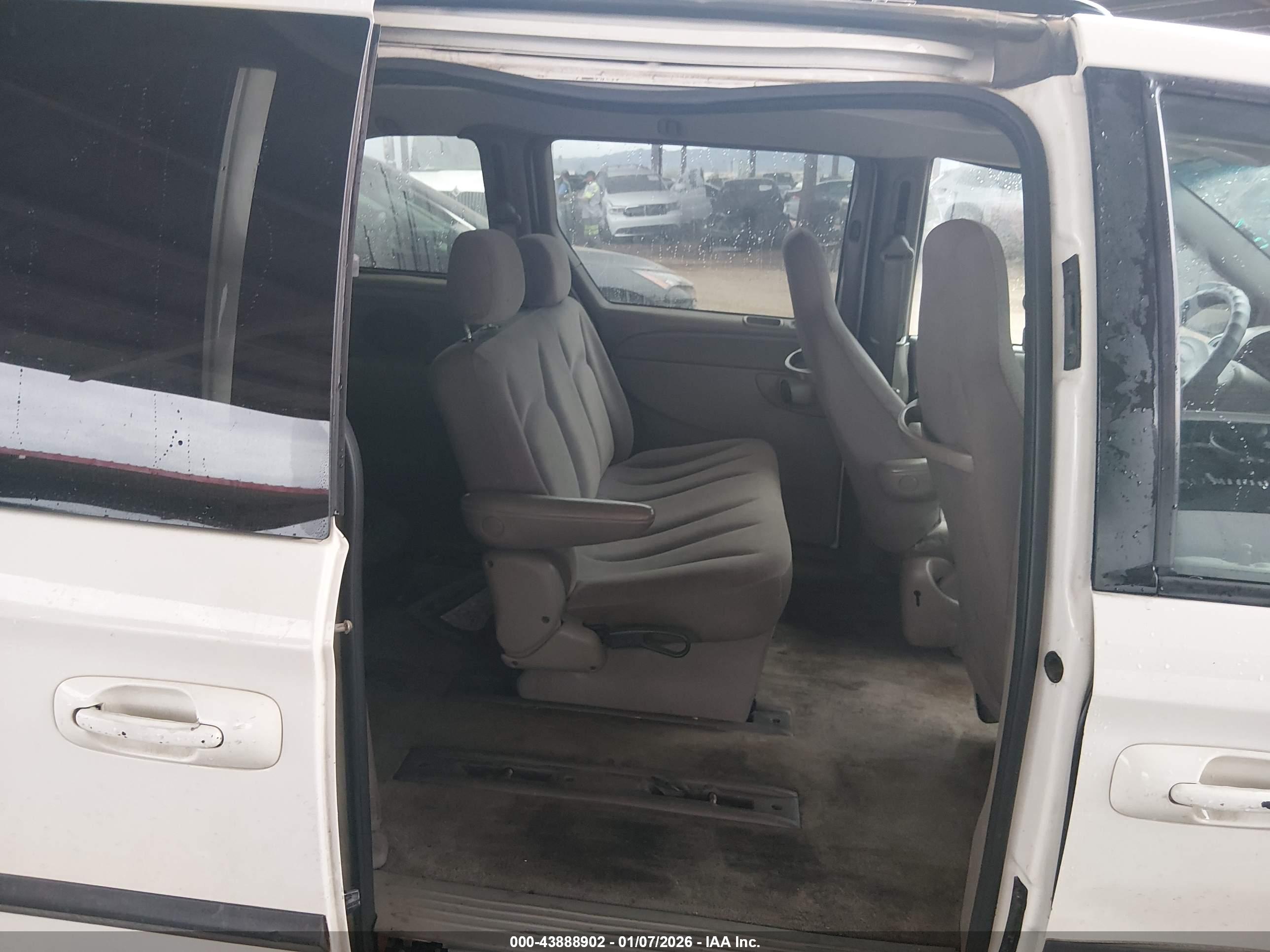 CHRYSLER VOYAGER image 8