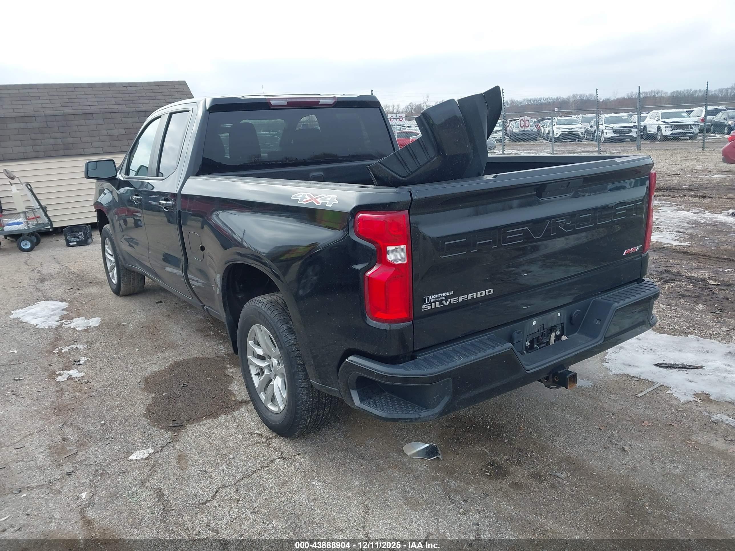 CHEVROLET SILVERADO image 3