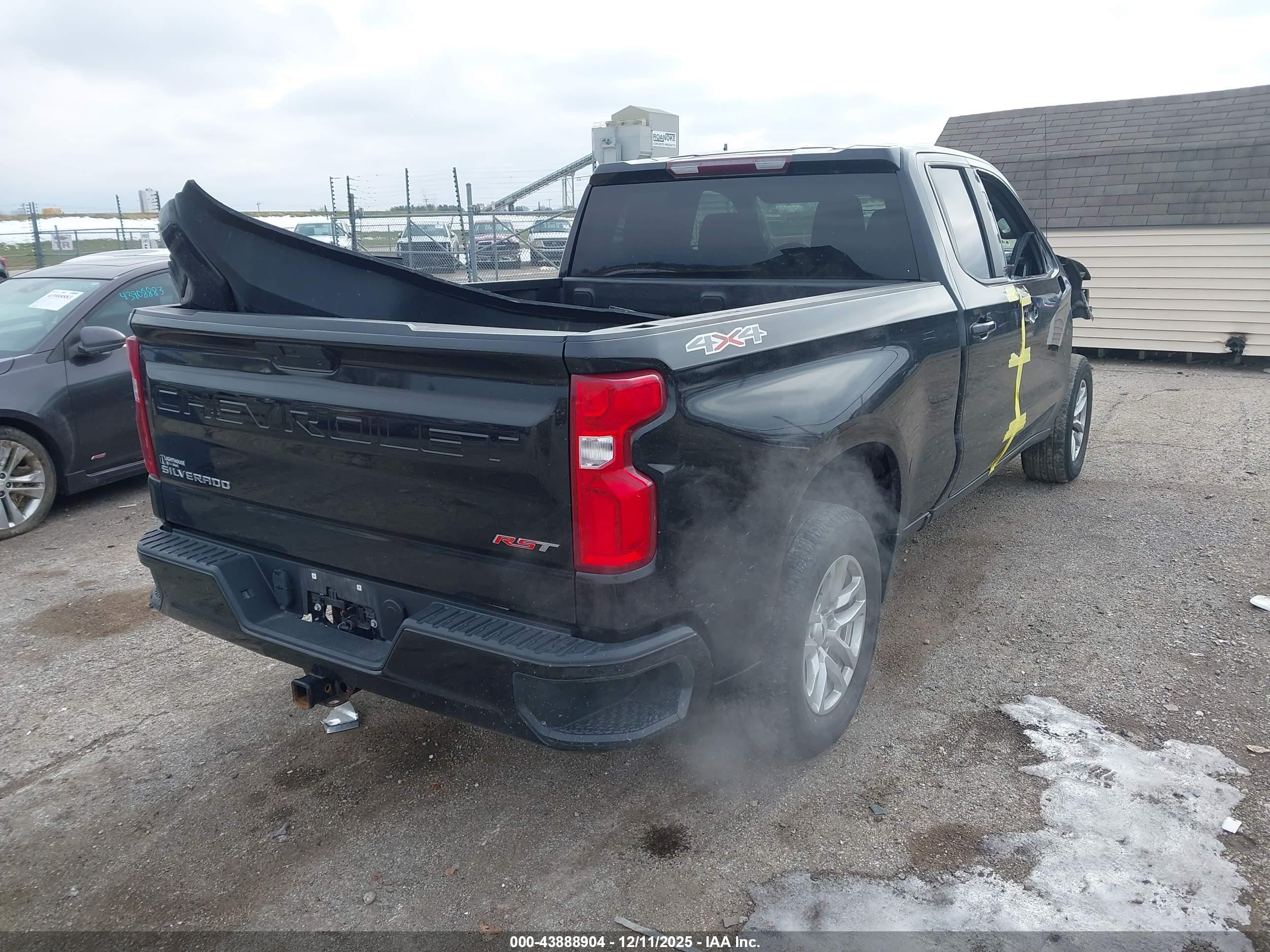 CHEVROLET SILVERADO image 4