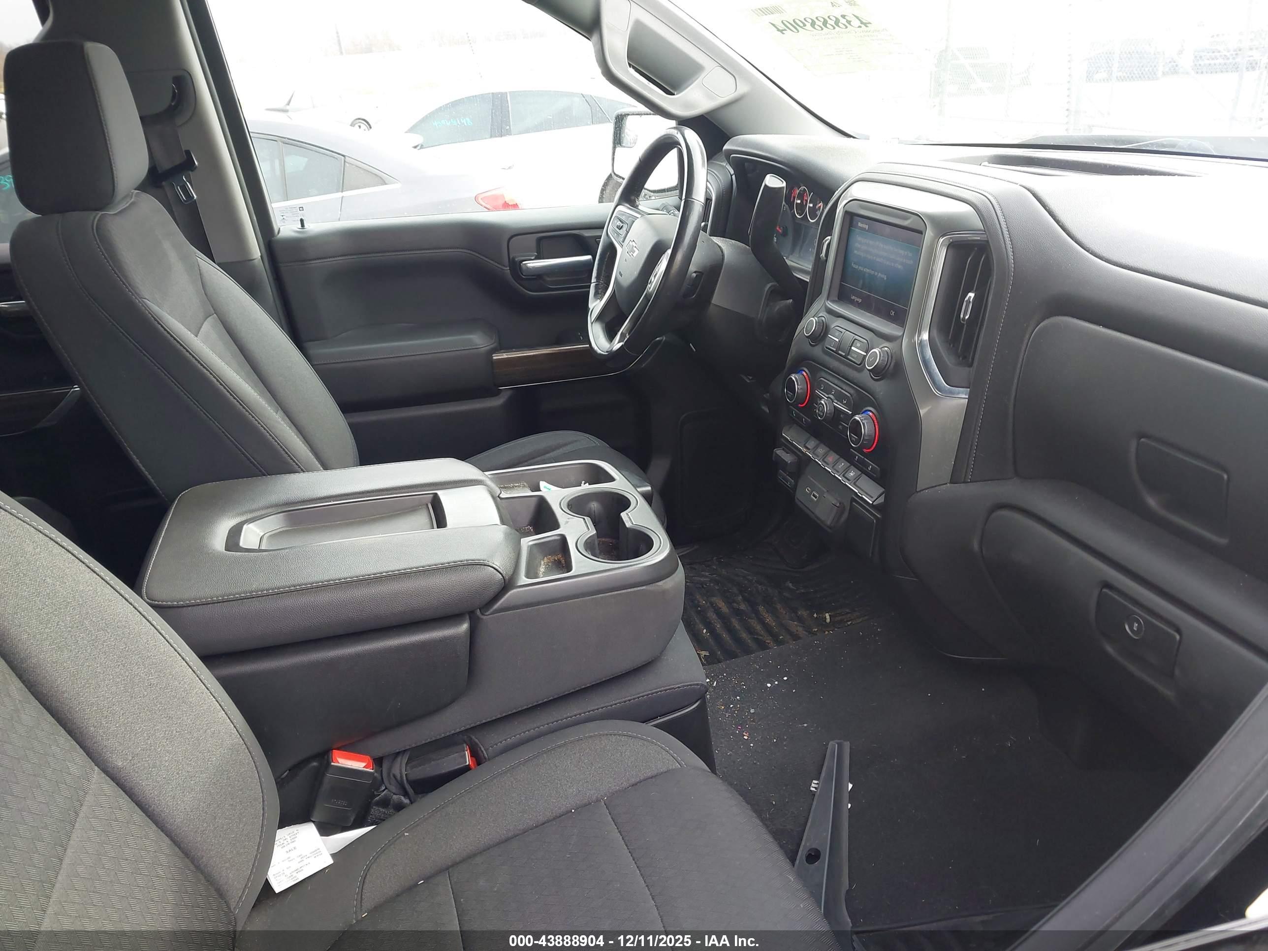 CHEVROLET SILVERADO image 5
