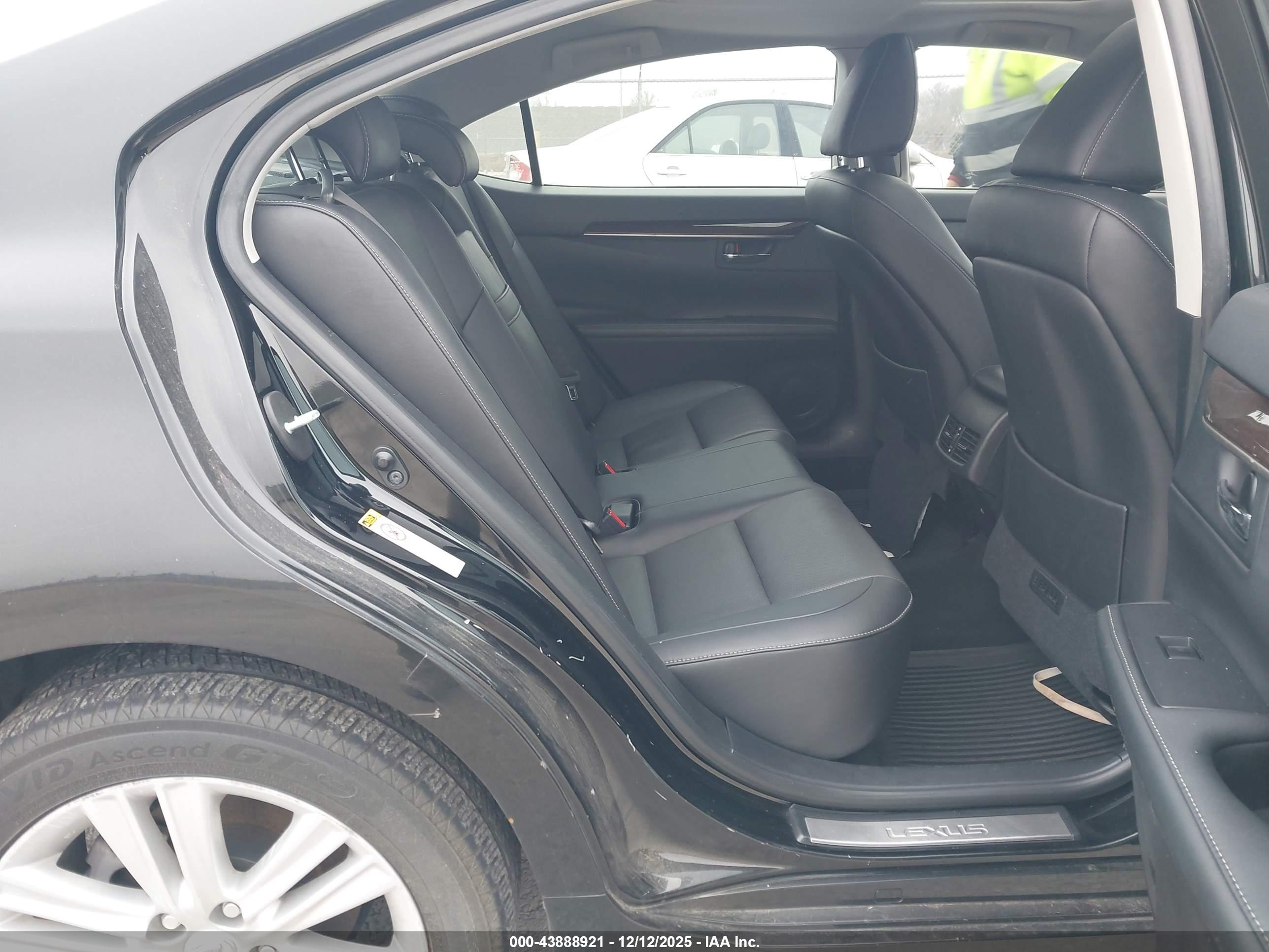 LEXUS ES image 8