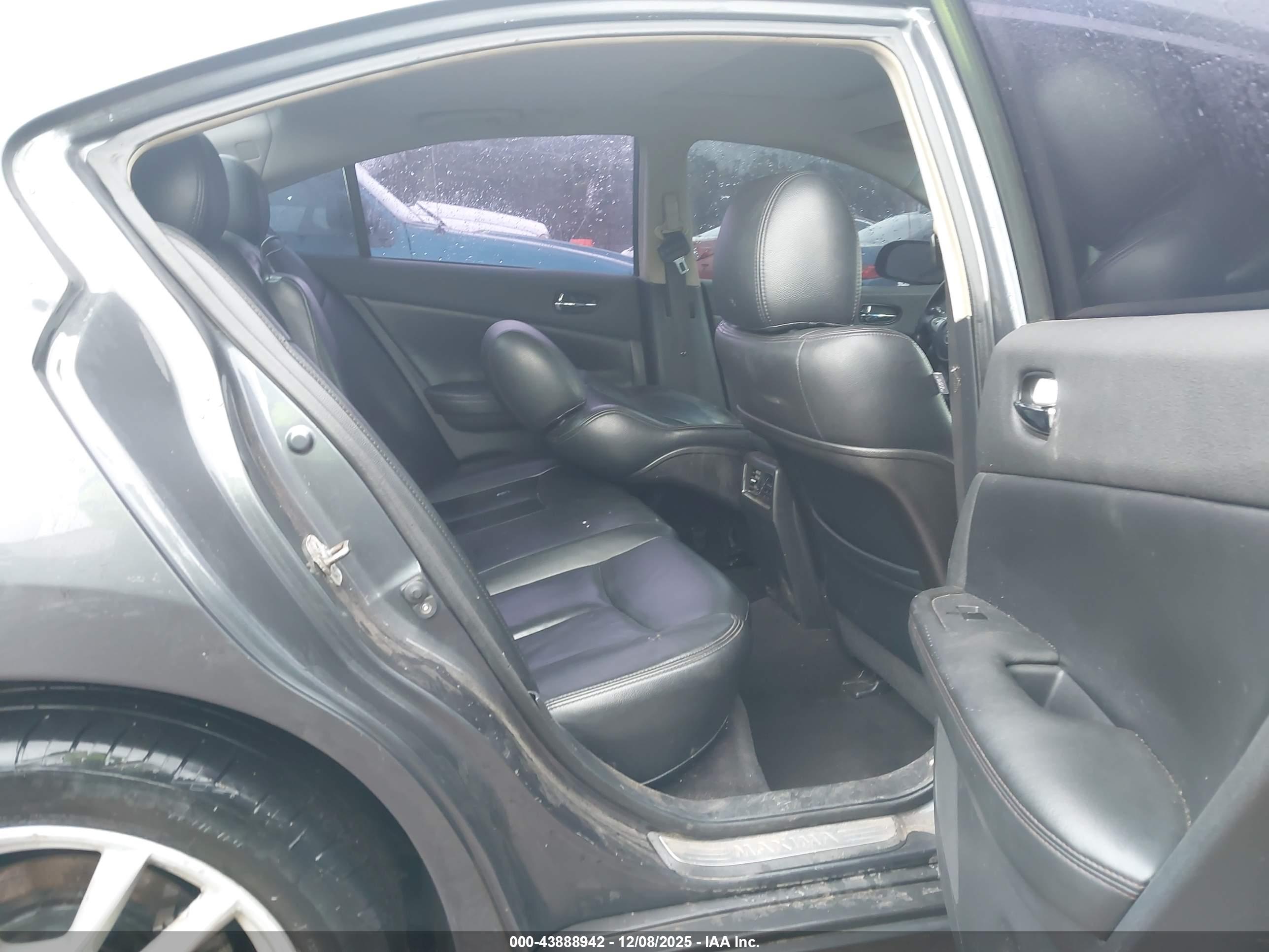 NISSAN MAXIMA image 8