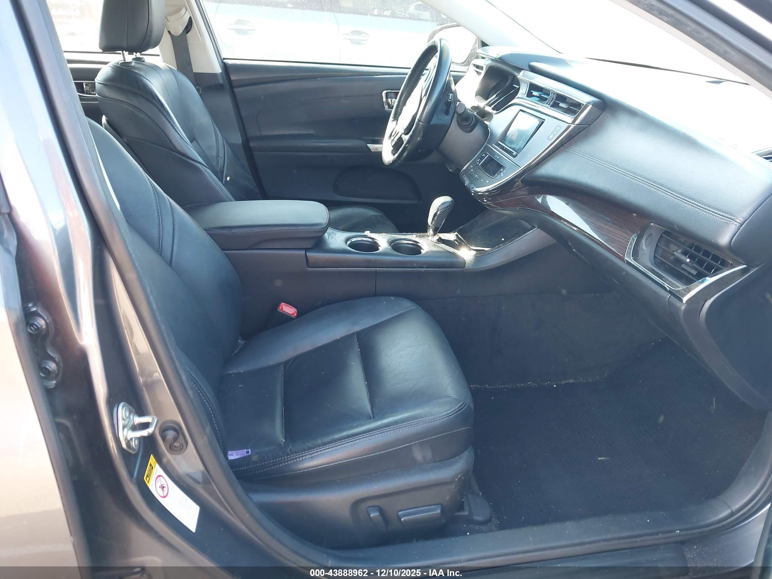 TOYOTA AVALON image 5