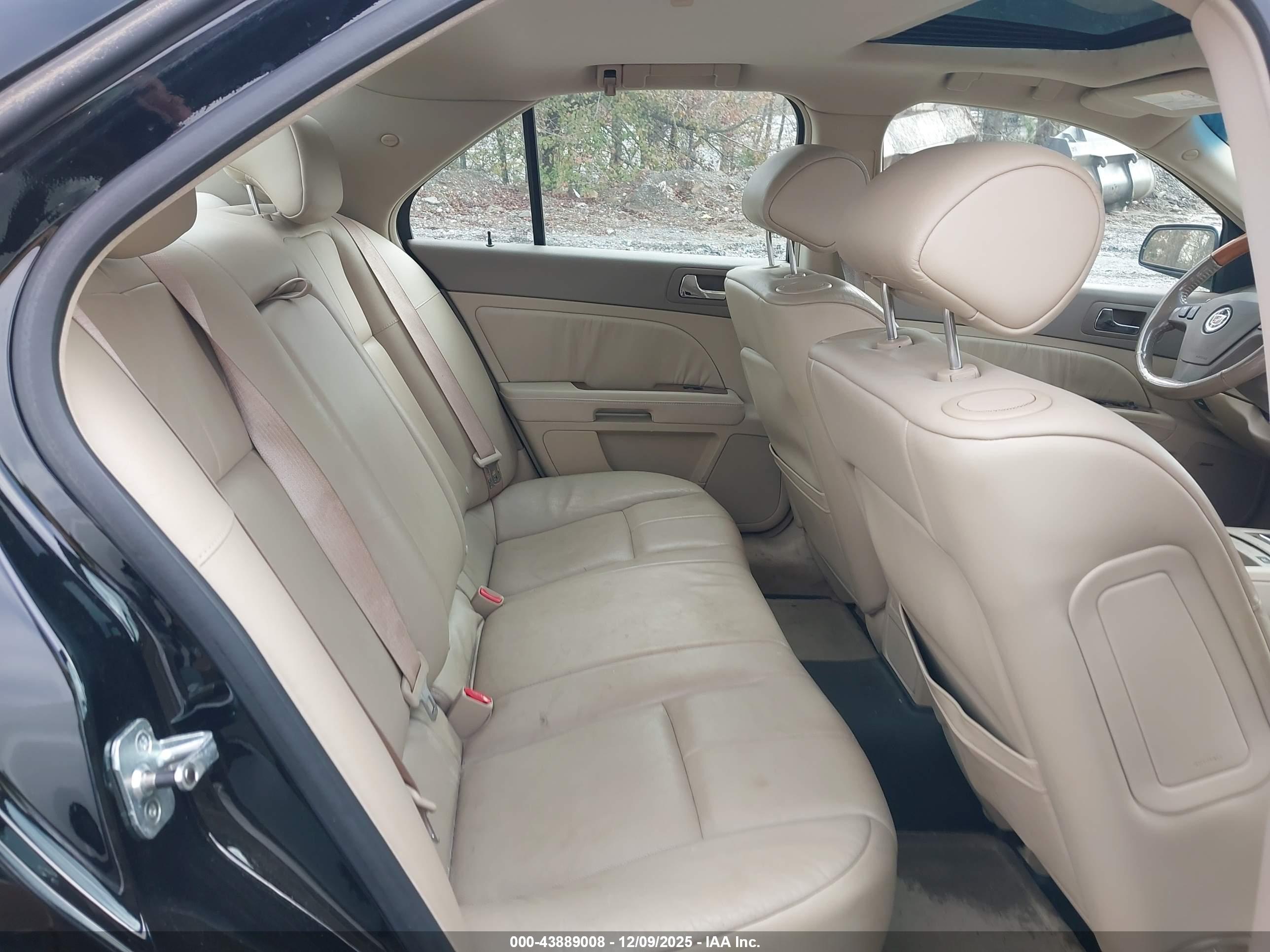CADILLAC STS image 8
