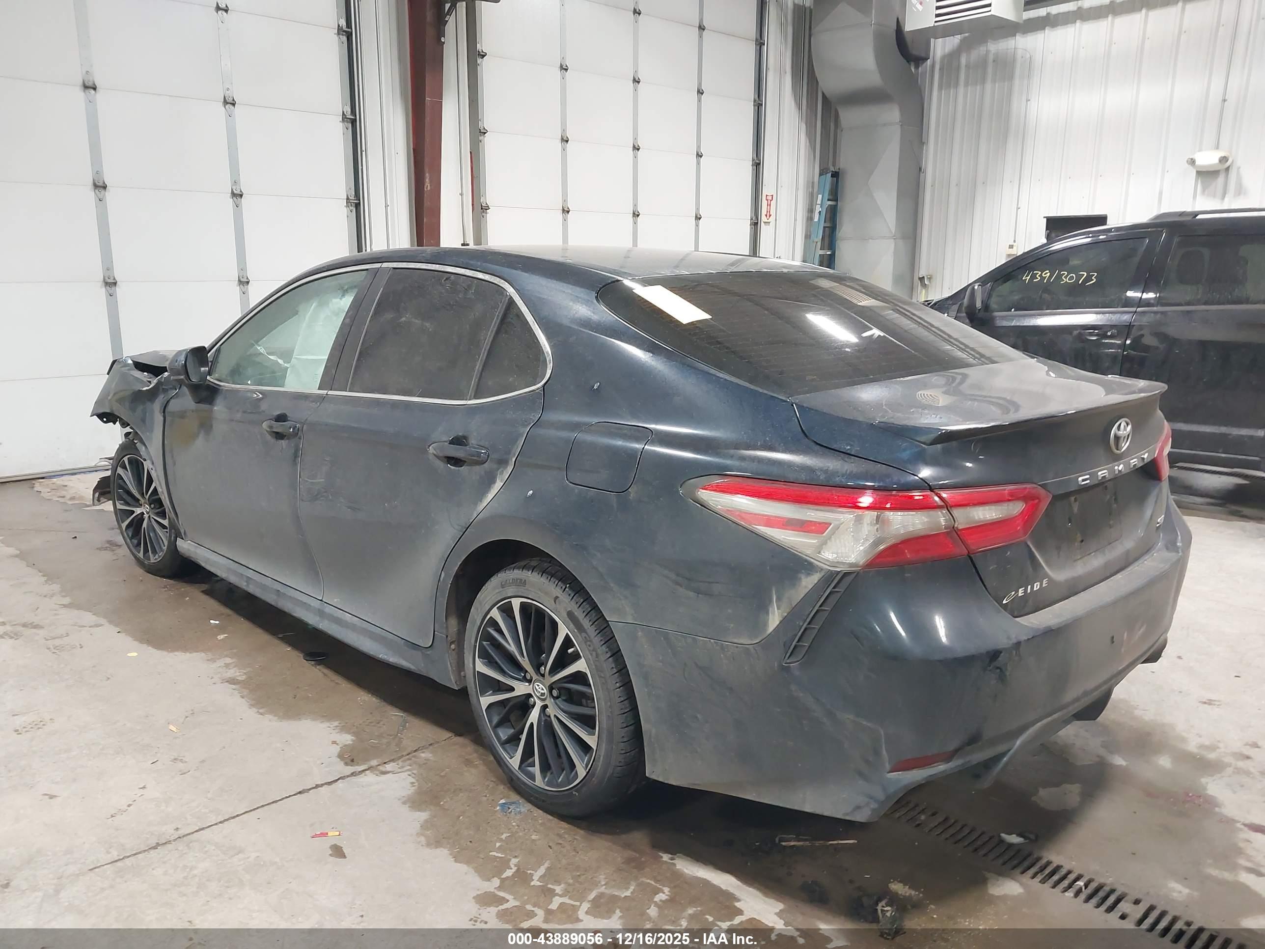 TOYOTA CAMRY image 3