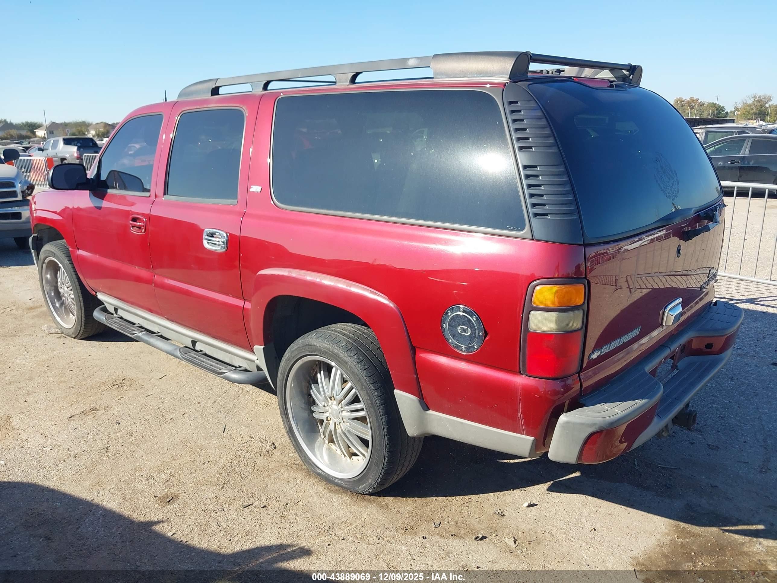 CHEVROLET SUBURBAN image 3