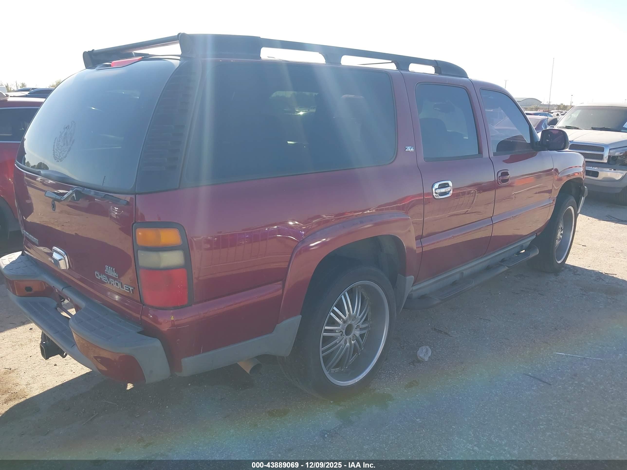 CHEVROLET SUBURBAN image 4