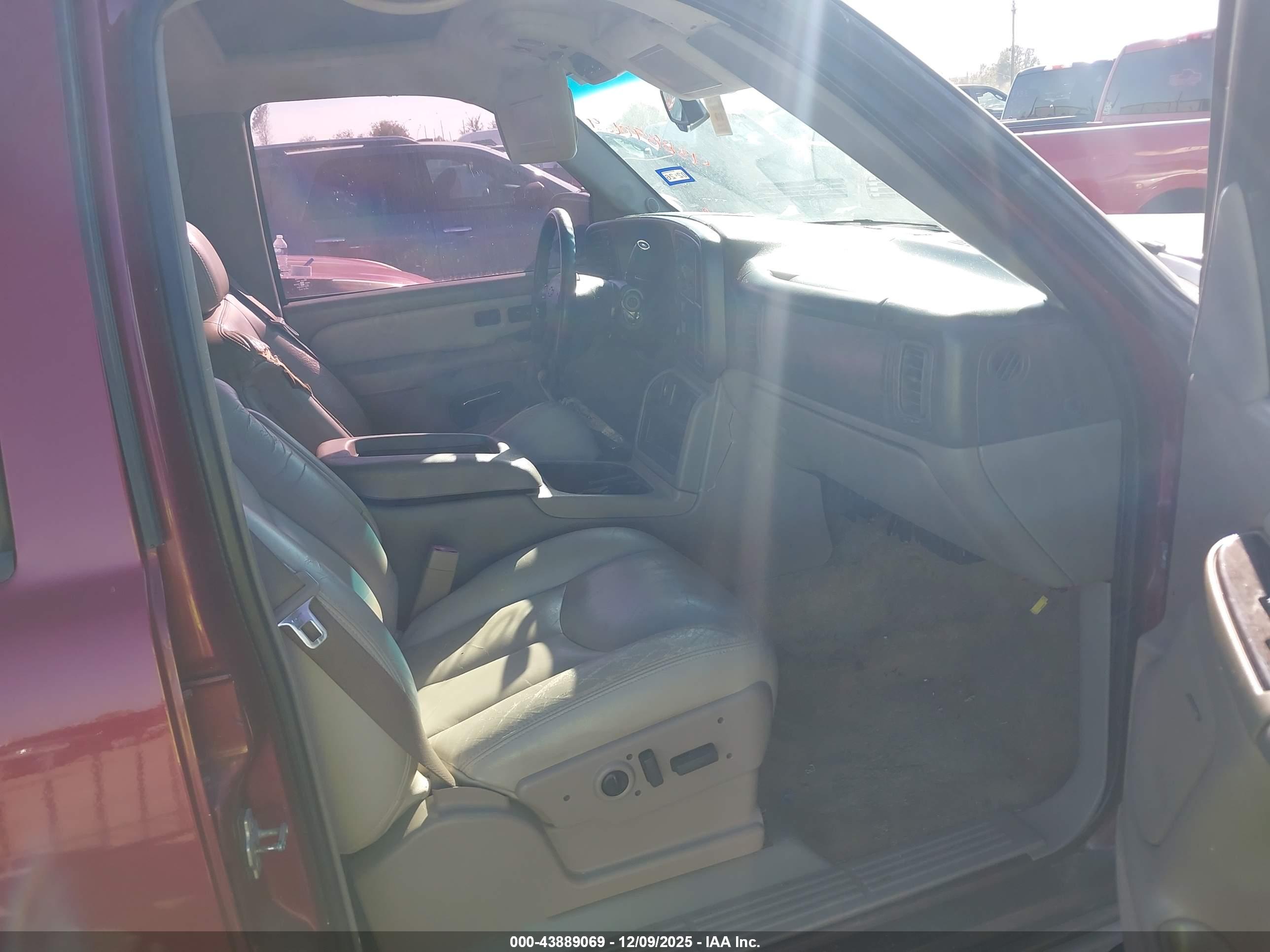 CHEVROLET SUBURBAN image 5