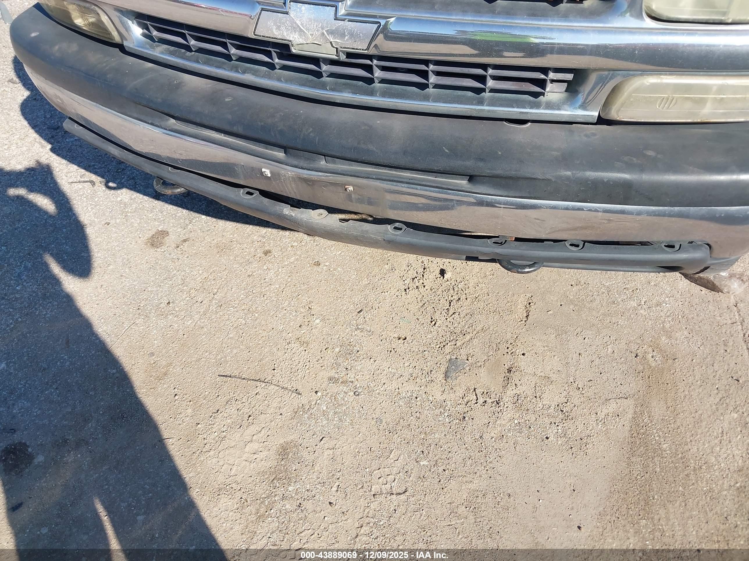 CHEVROLET SUBURBAN image 6