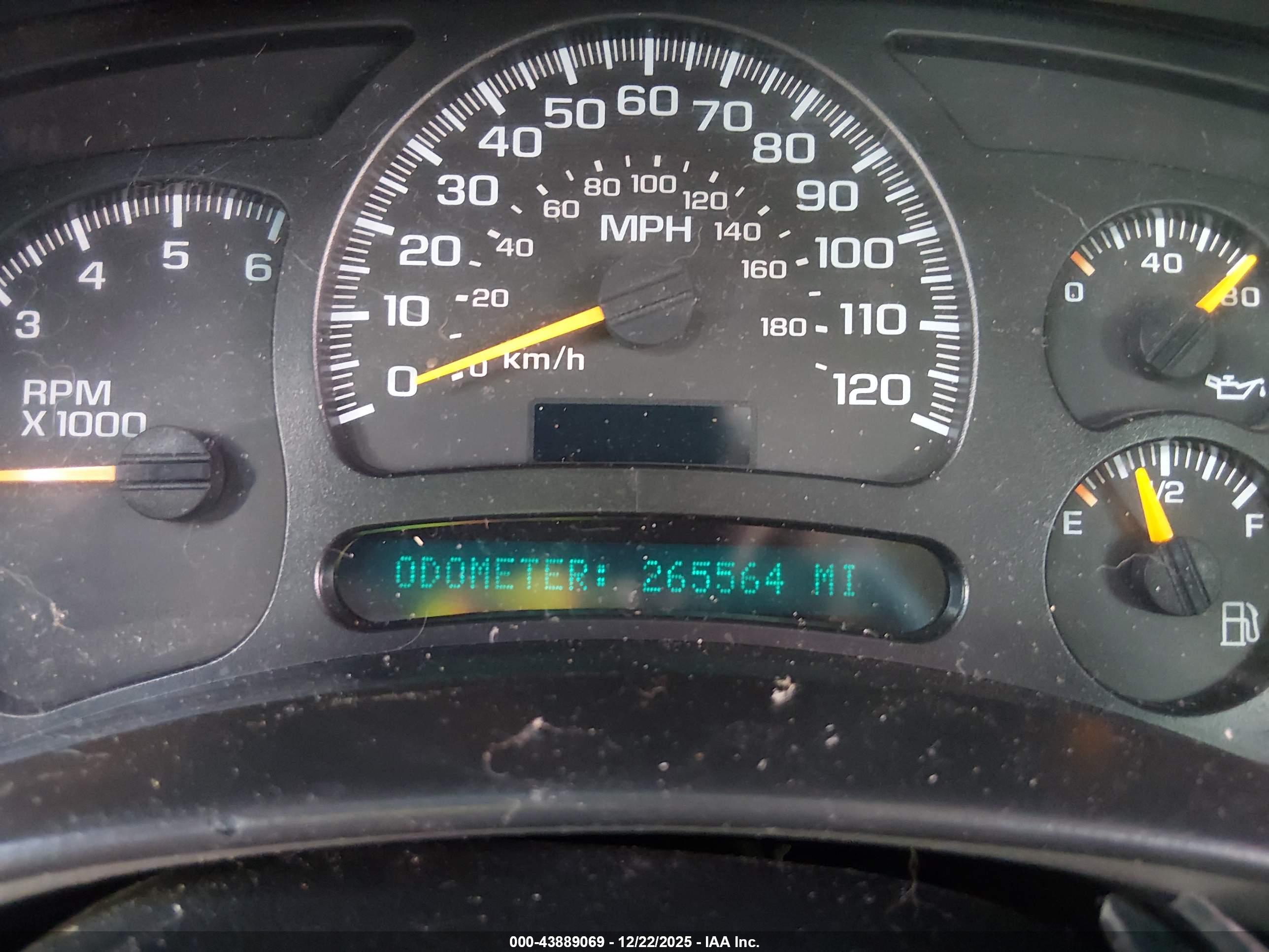 CHEVROLET SUBURBAN image 7