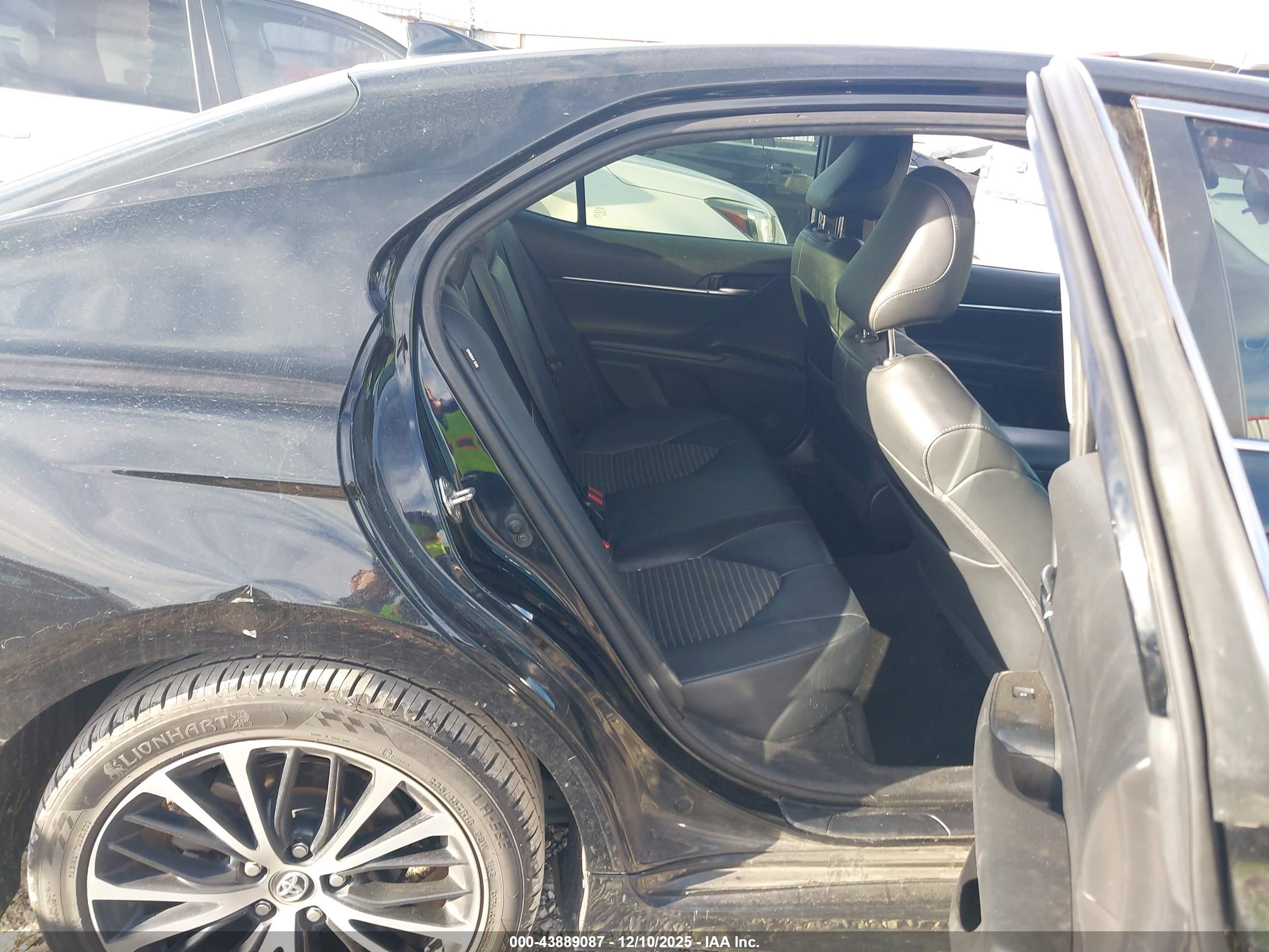 TOYOTA CAMRY image 8