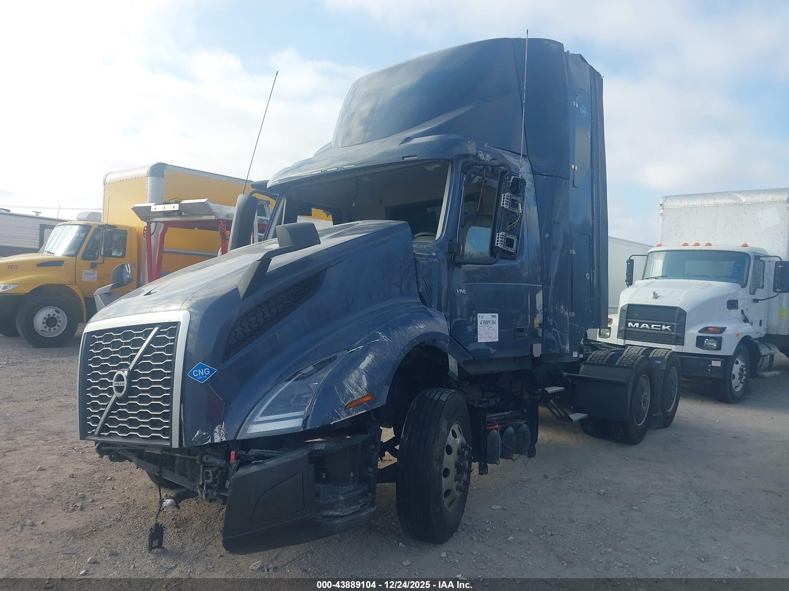 VOLVO VNL image 2