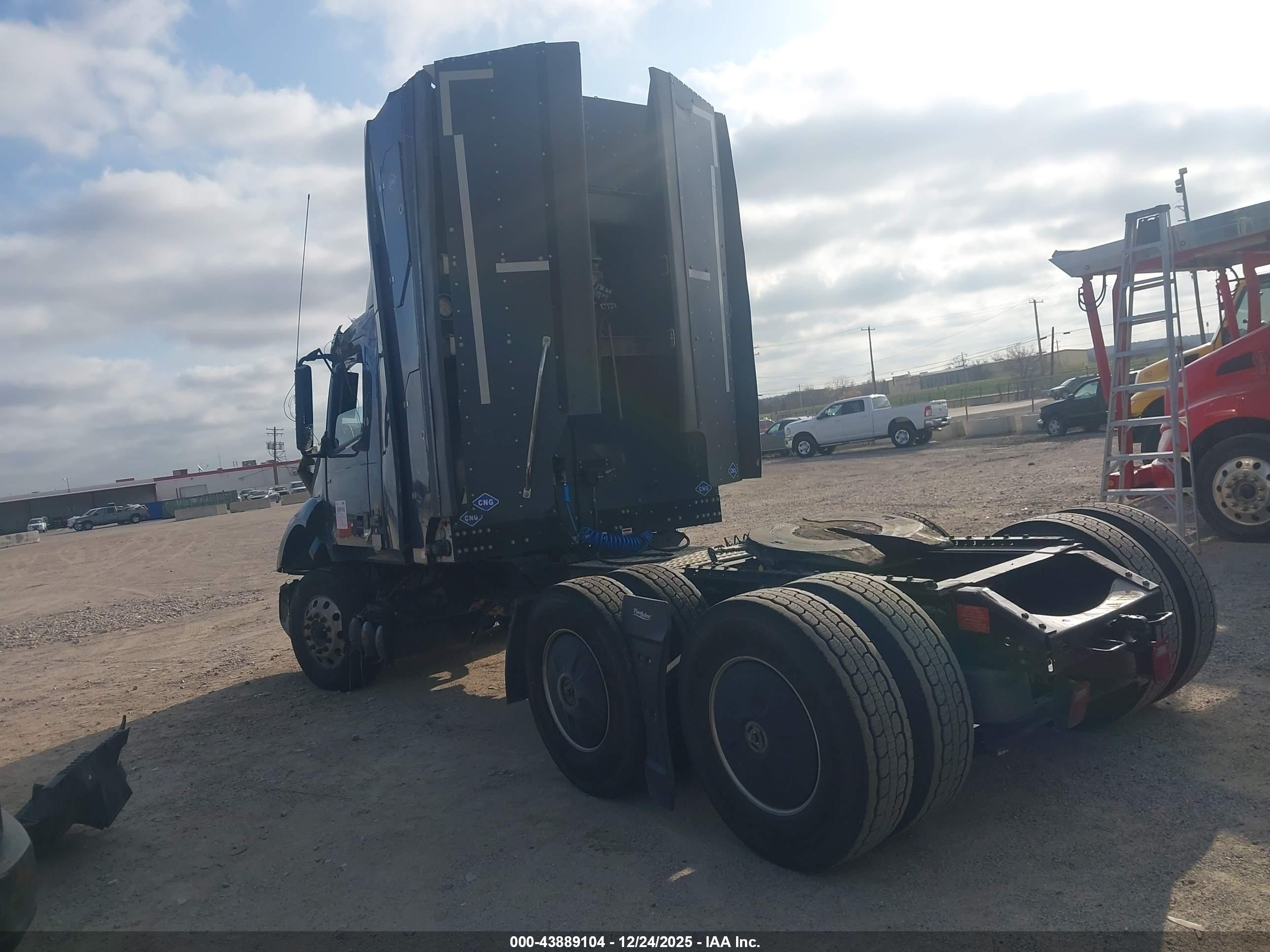 VOLVO VNL image 3