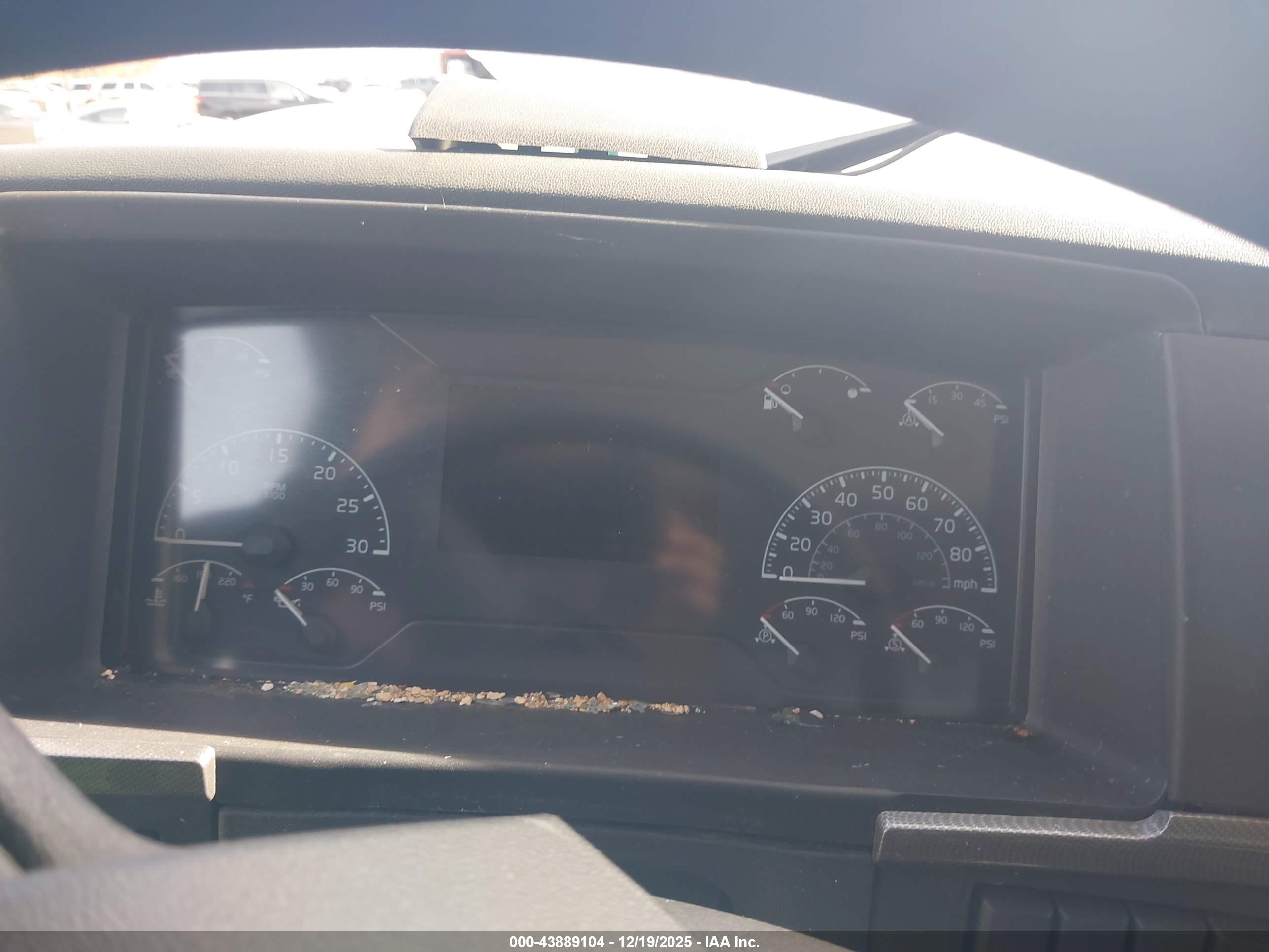 VOLVO VNL image 6