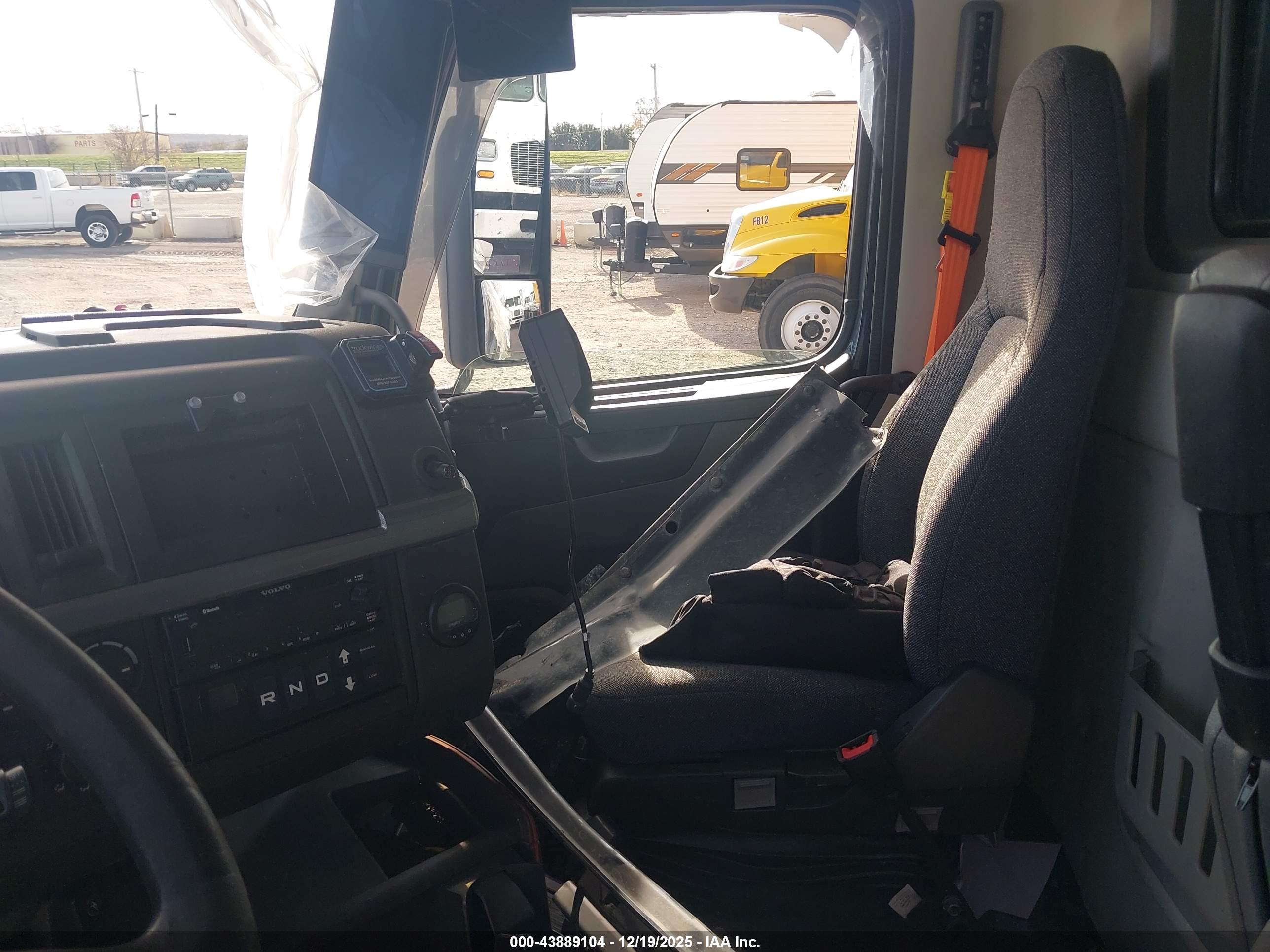 VOLVO VNL image 8