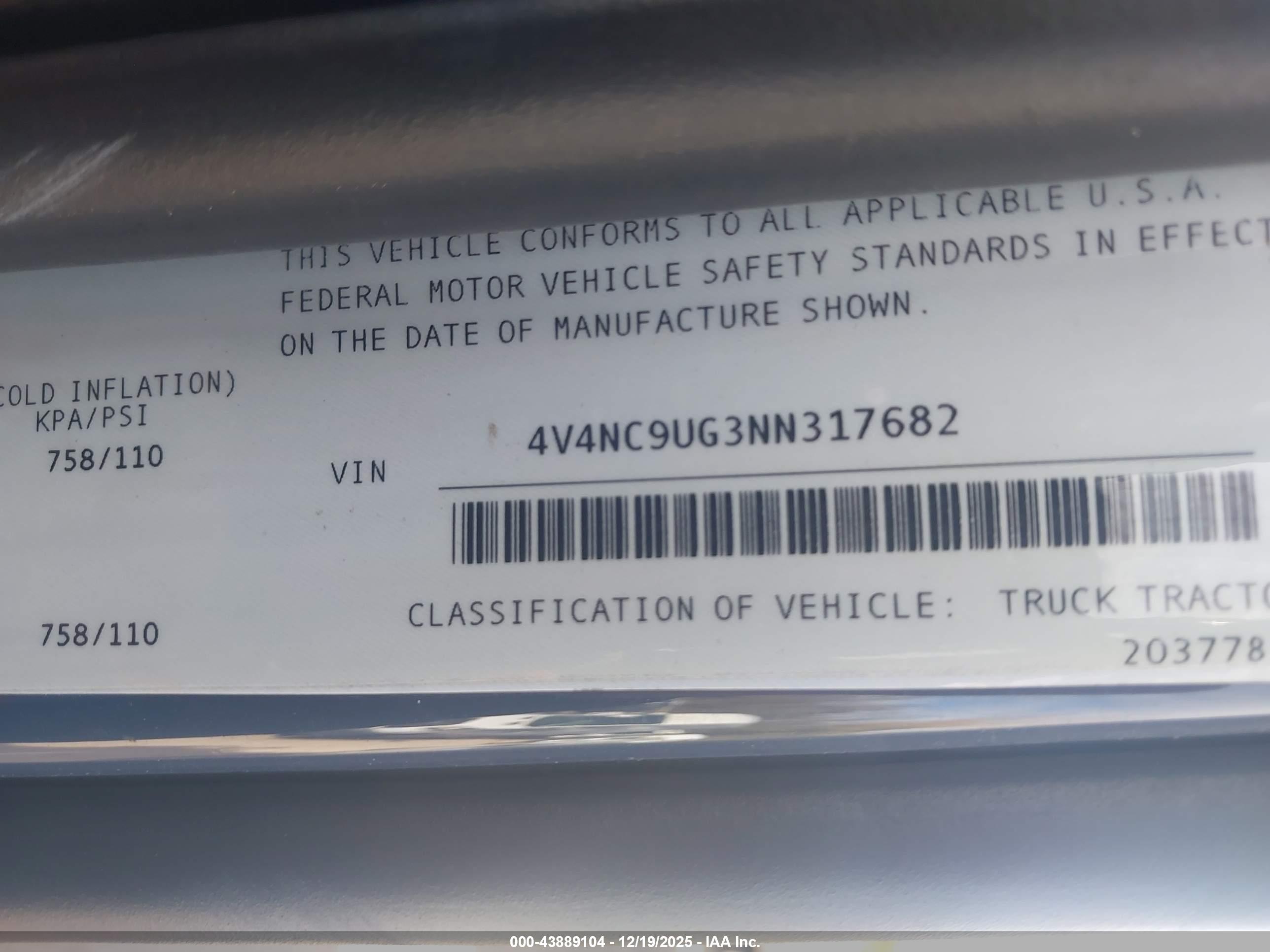 VOLVO VNL image 9