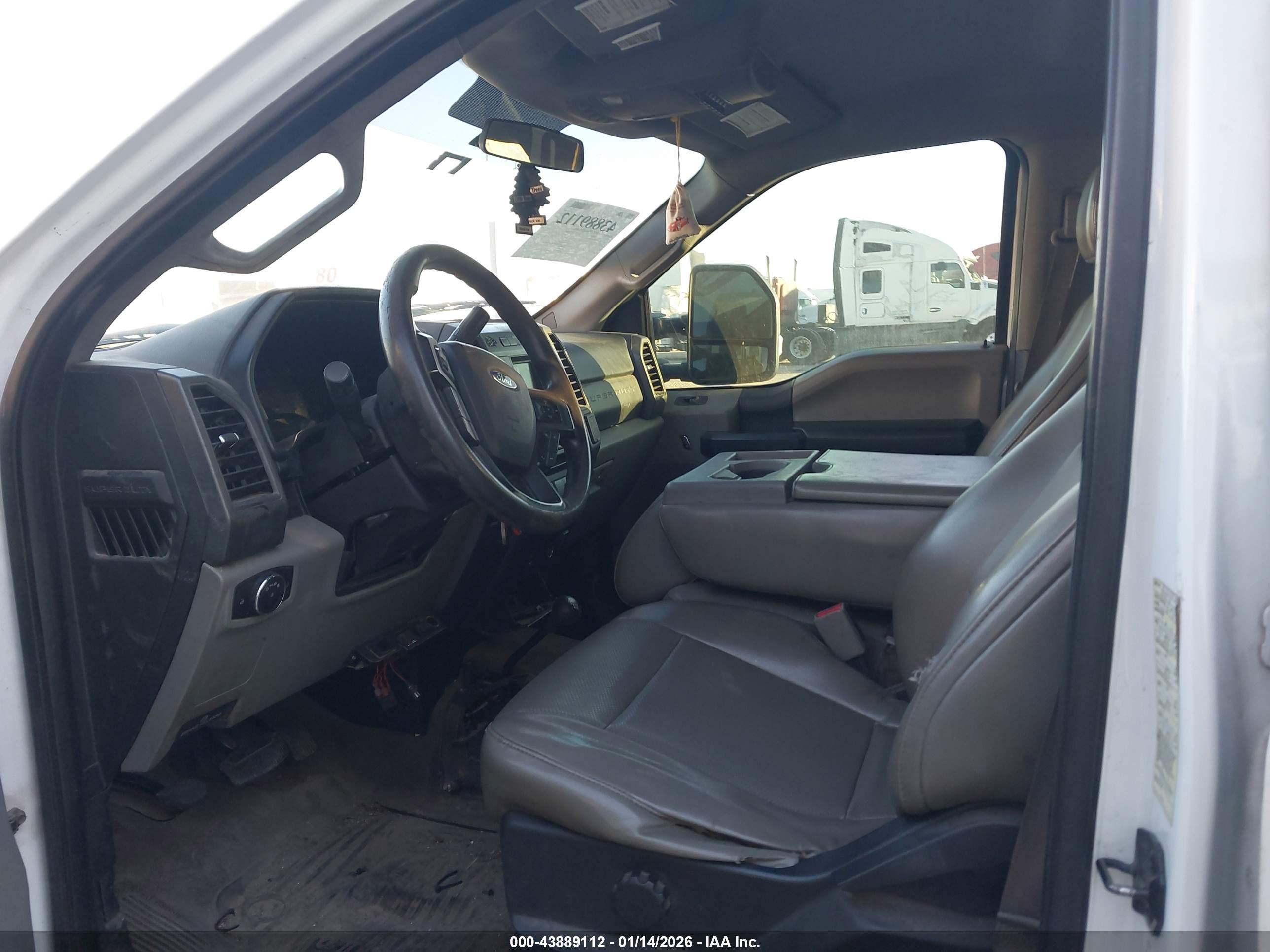 FORD F-550 image 8