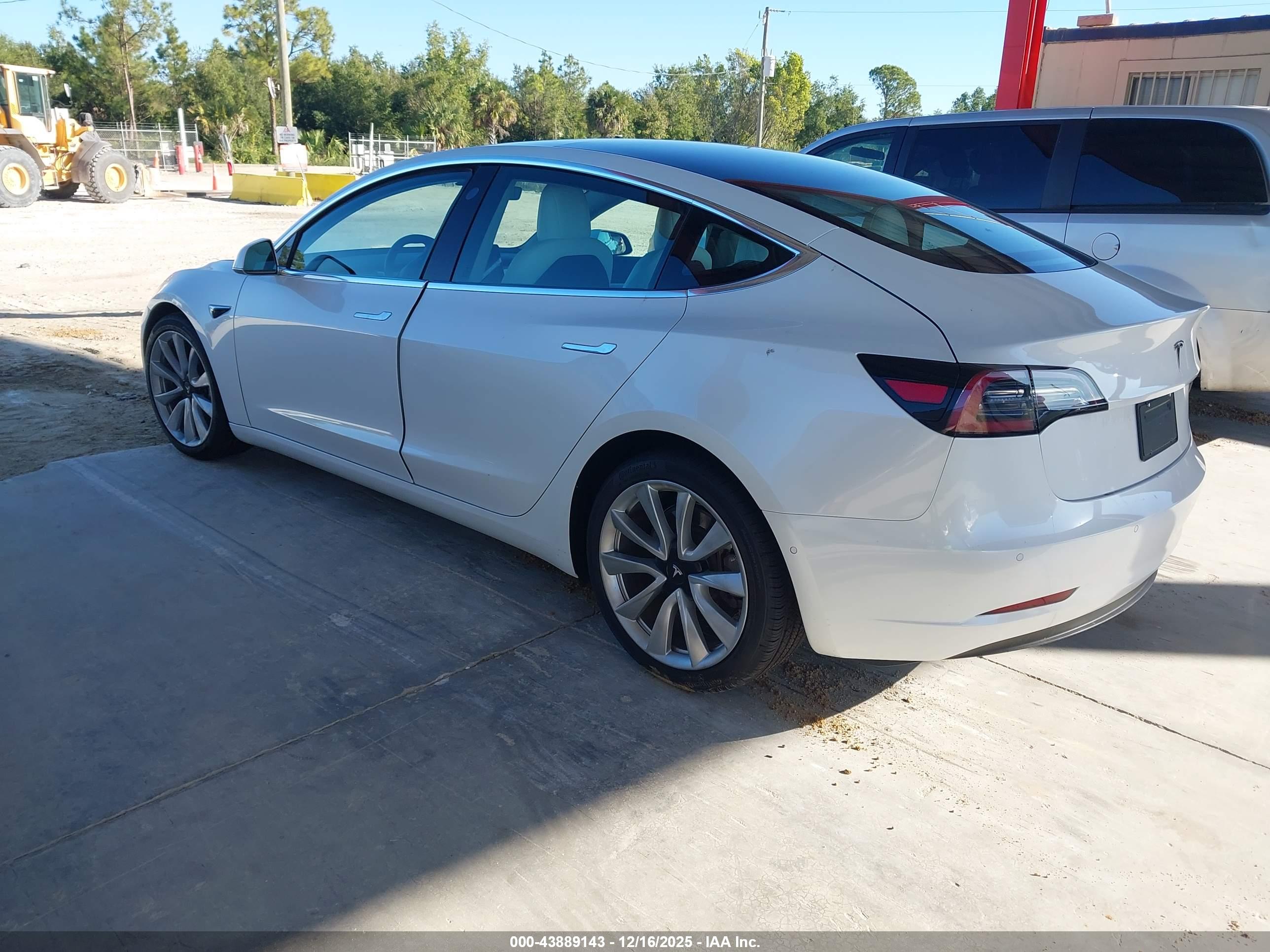 TESLA MODEL image 3