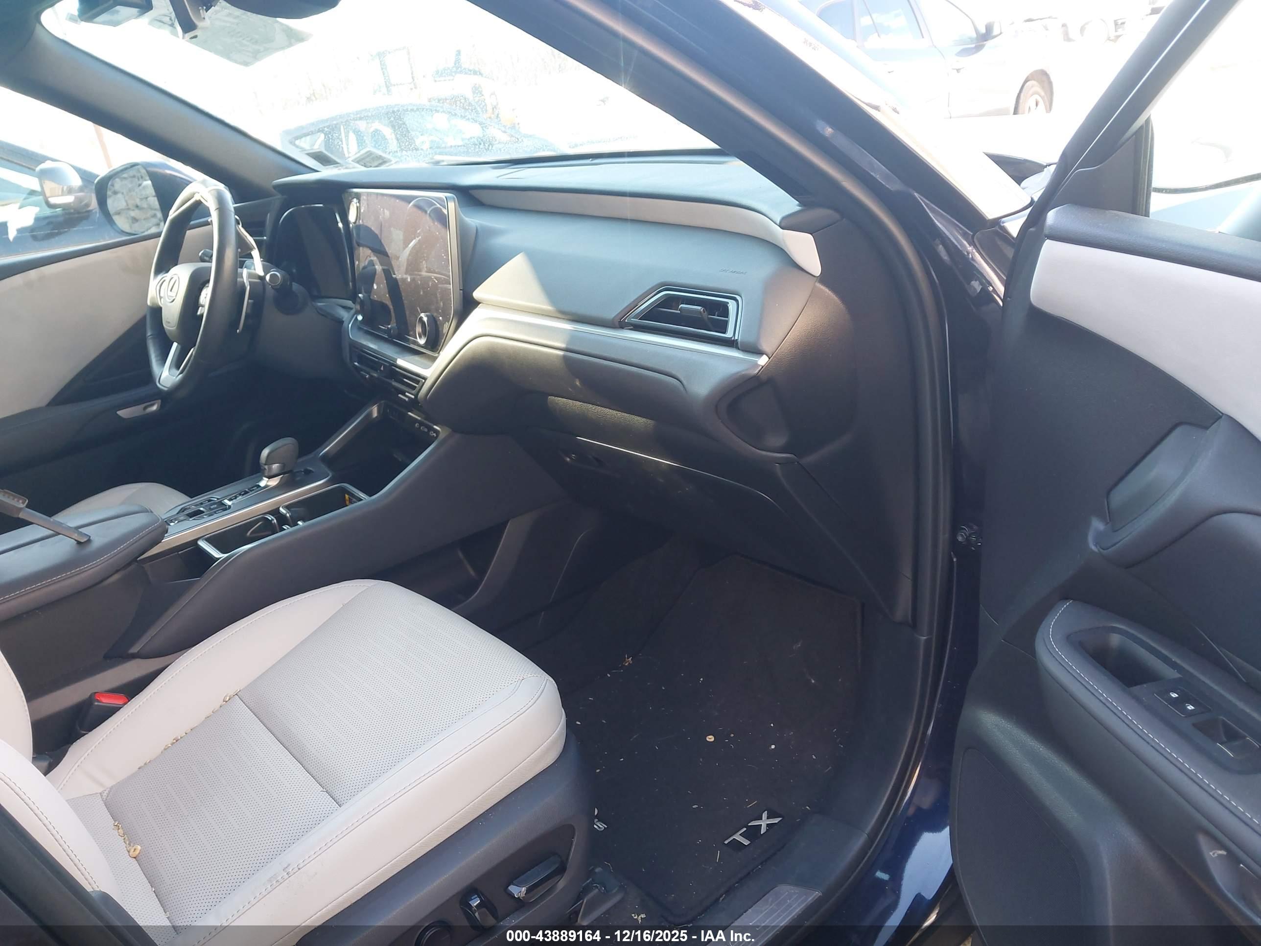 LEXUS TX image 5