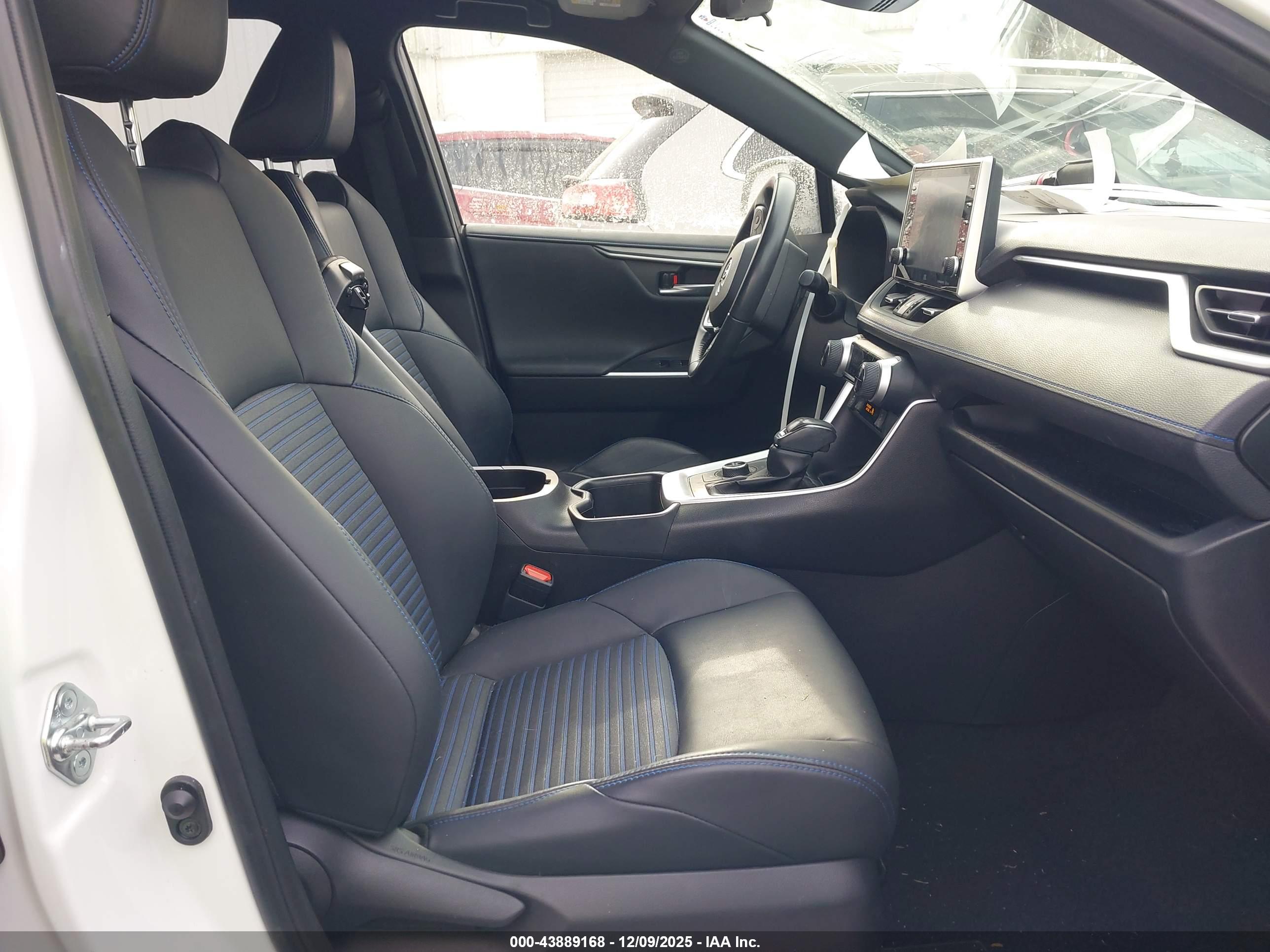TOYOTA RAV4 image 5